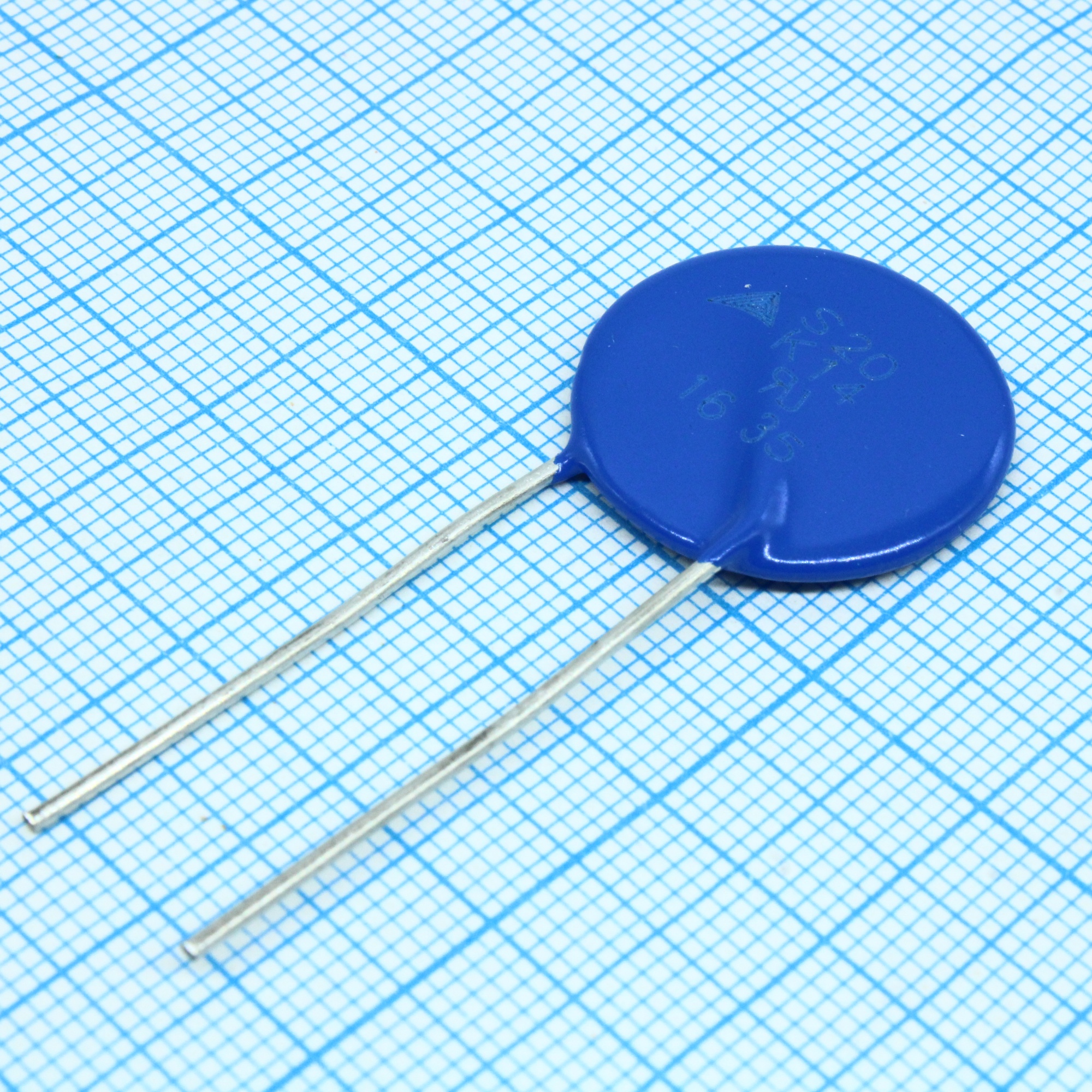 B72220S0140K101 - Варистор из оксида металла 14В переменного тока/18В постоянного тока 2000A 22В предел монтаж в отверстие радиальный автомобильного применения россыпь