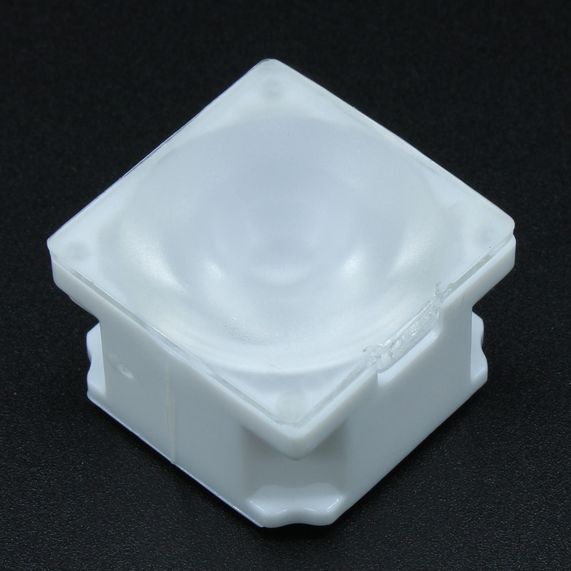 AY22D13H15G-P - Линза белая с клеевой основой для светодиода 3535/3030,  ~15°,  21,57x21,57mm  H:13mm, с пинами, PMMA