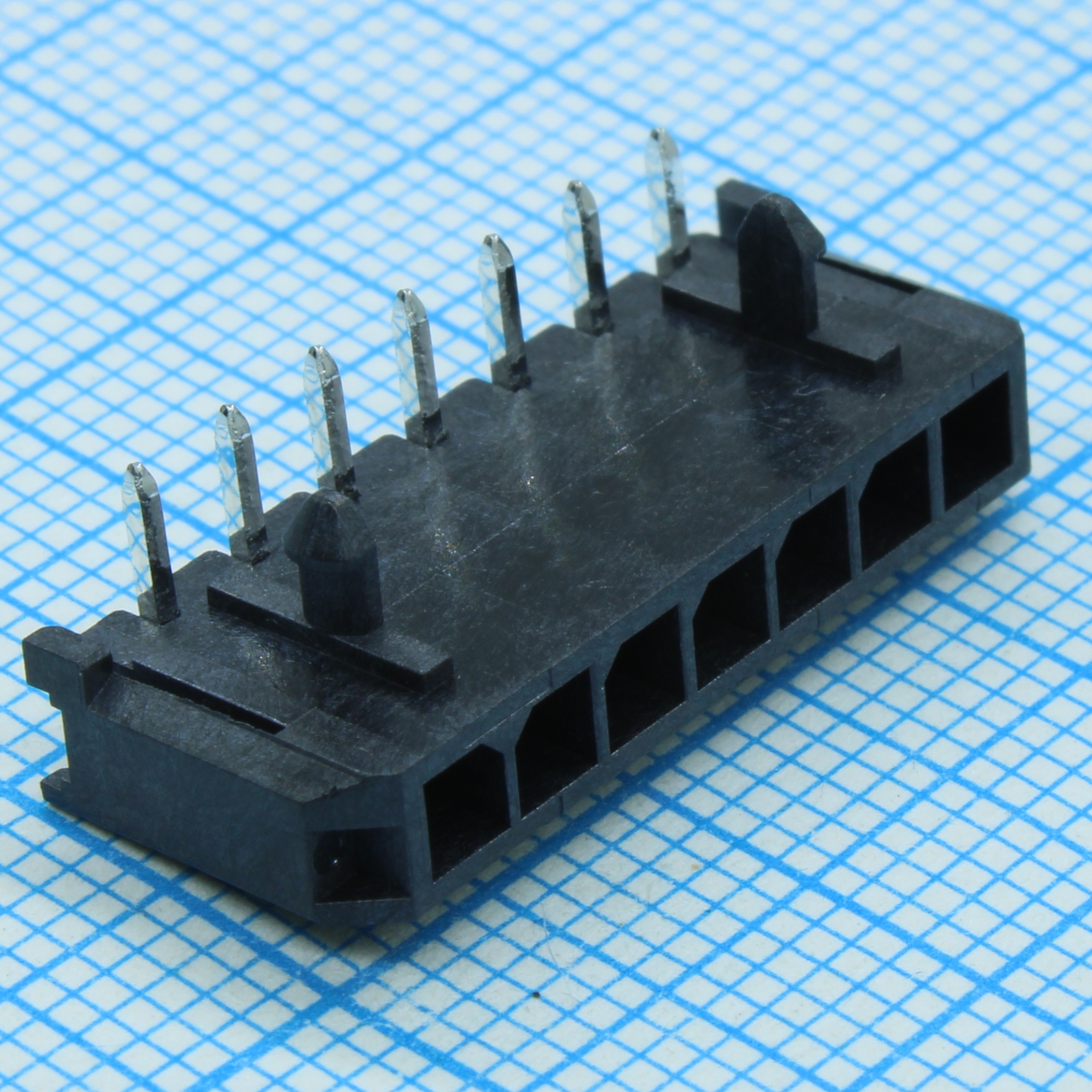 436500700 - Соединитель провод-плата HDR 7 контактов шаг 3мм угловой монтаж в отверстие серия Micro-Fit 3.0 лоток