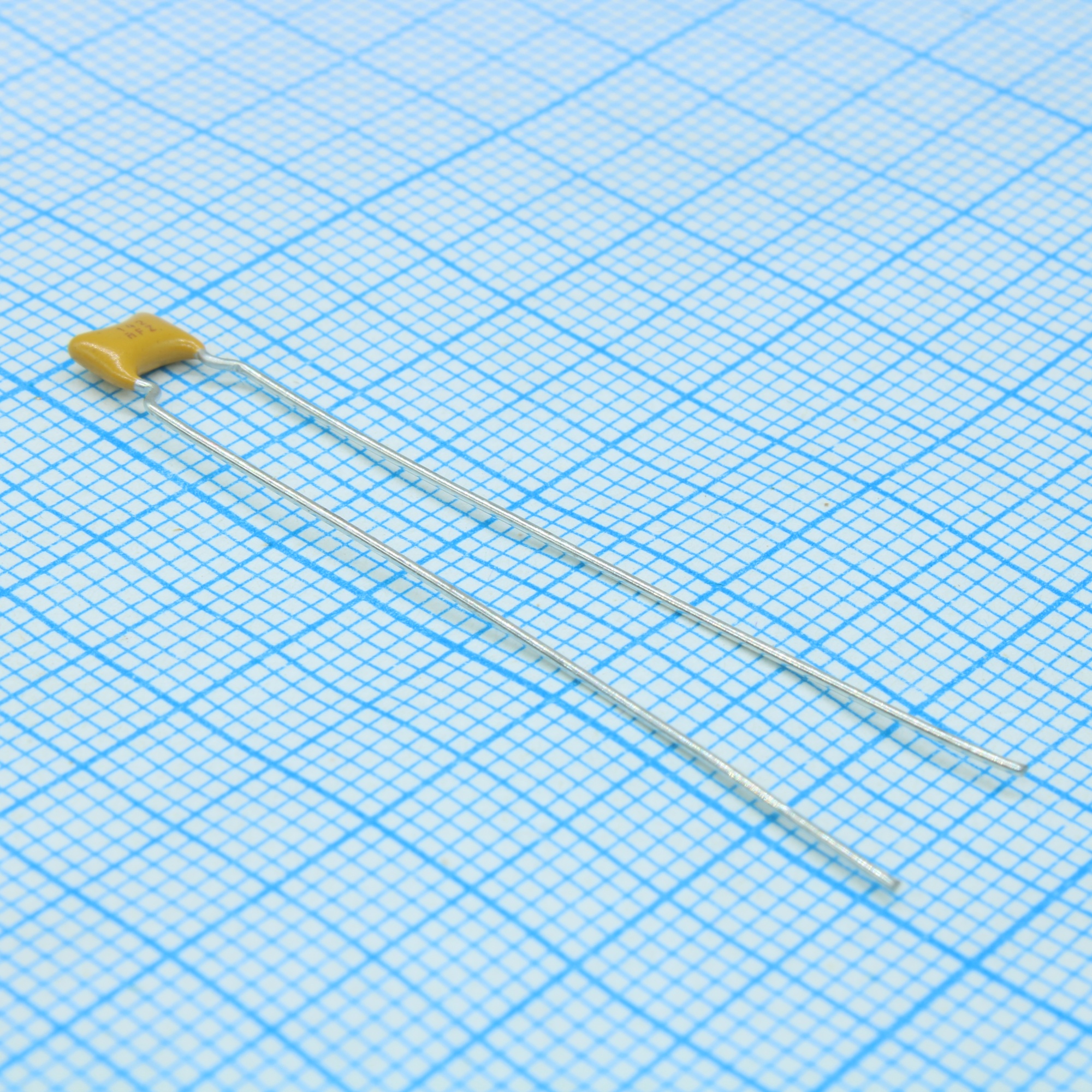 SR211C333KAR - Конденсатор керамический 0.033мкФ 100В X7R ±10% радиальные выводы 5.08мм 125°С лента на катушке