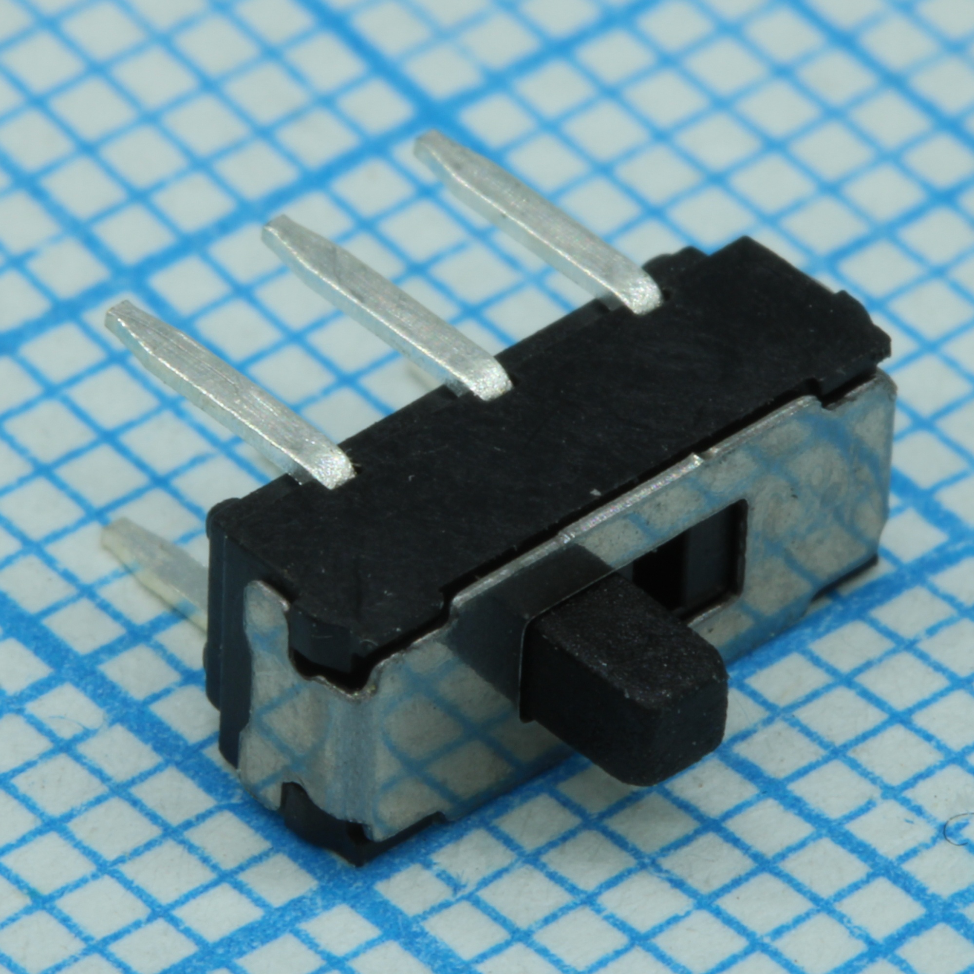 JS202011CQN - Переключатель движковый вертикальный две группы (ON-ON) 0.3А 6В высота движка 2мм, 5000 циклов, монтаж в отверстие роccыпь