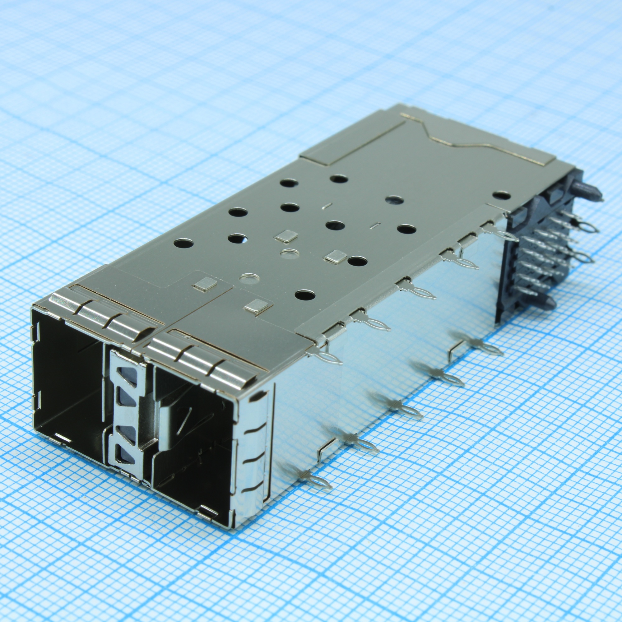 760445001 - Разъем многопортовый малый форм-фактор 2 стека 4 порта металлическая прокладка защита EMI 40 цепей