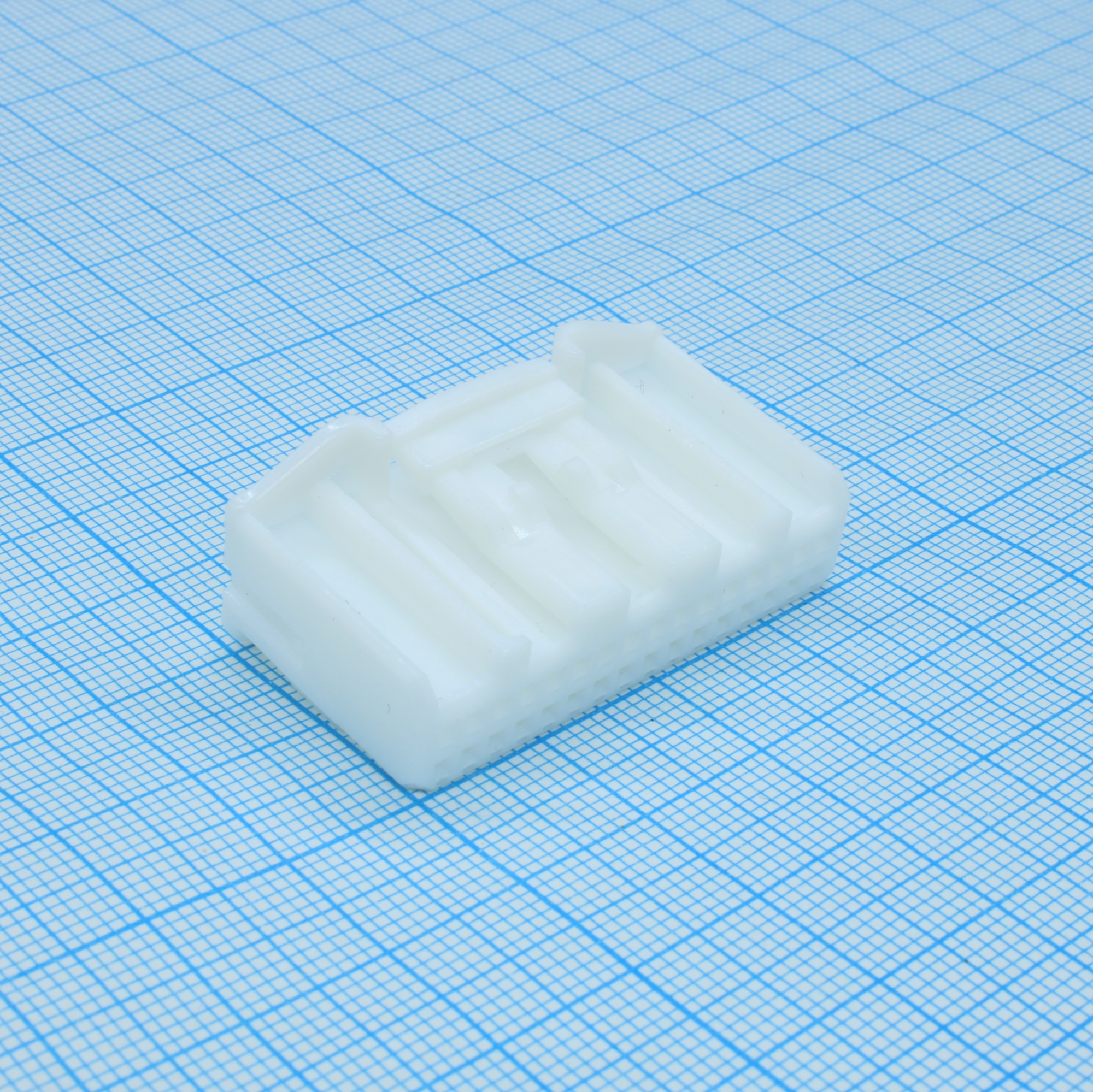 1318747-1 - Кожух разъема  PL 32 контакт(ов) 2.2мм обжим кабеля автомобильного применения пакет