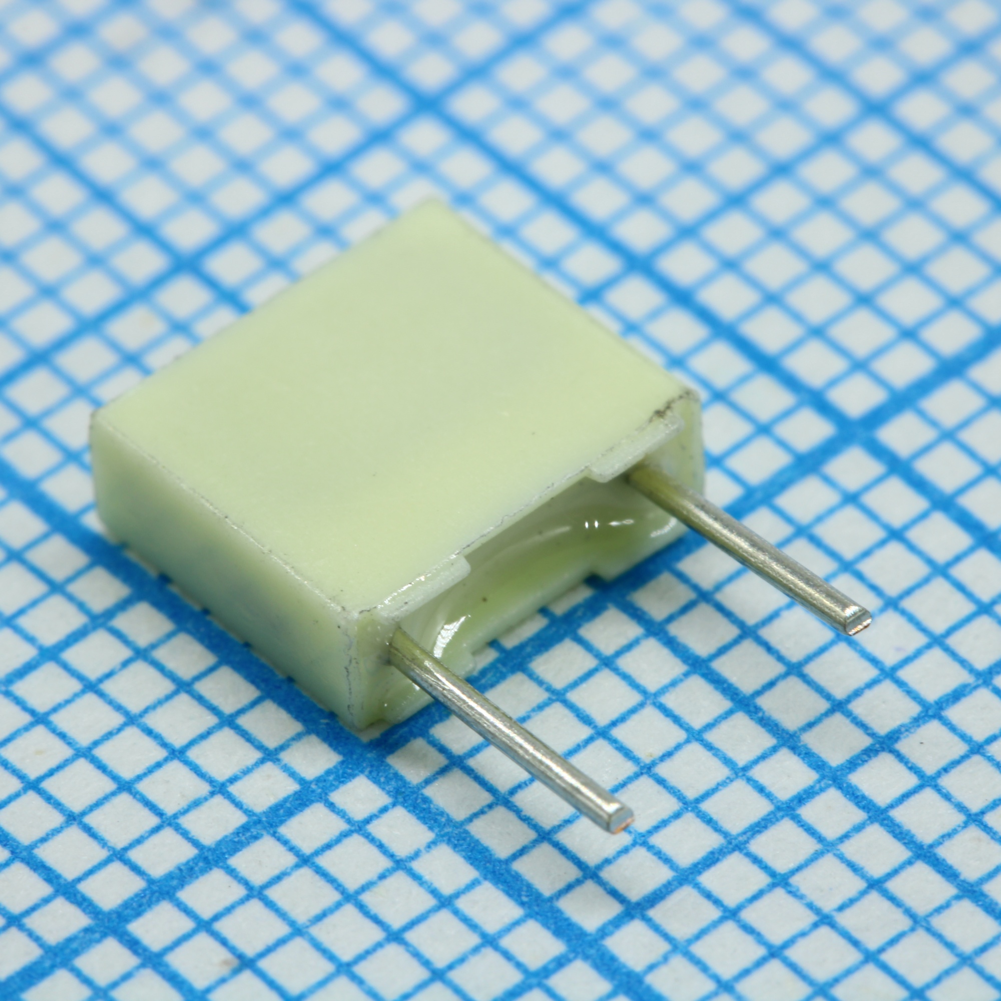 R82EC2330AA50J - Конденсатор металлоплёночный полиэтилентерефталатный 0.033мкФ 100В ±5% (7.2х2.5х6.5мм) шаг выводов 5мм 105°С автомобильного применения