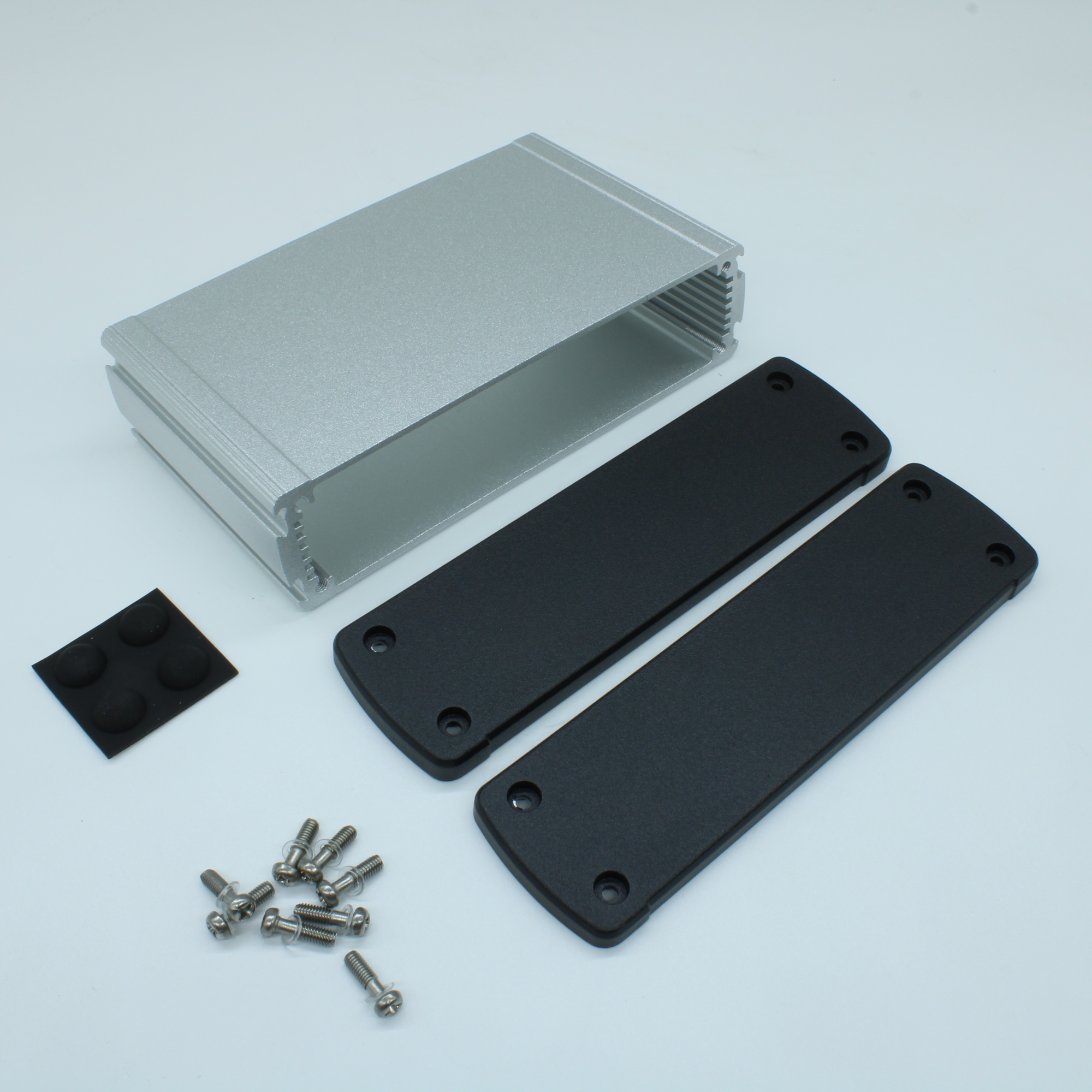 ALUG706SR080 - Алюминиевый серебряный корпус с черными торцевыми панелями