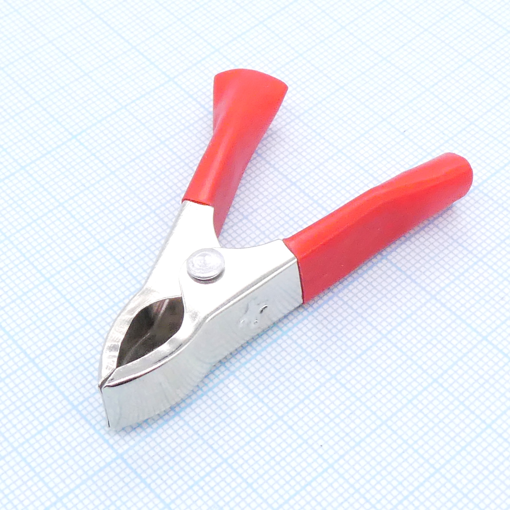 Зажим крокодил 8-0035 красн 15А - Зажим типа крокодил красный с изоляторами, под пайку/обжим,15 (10- номин.) А,  L=58мм