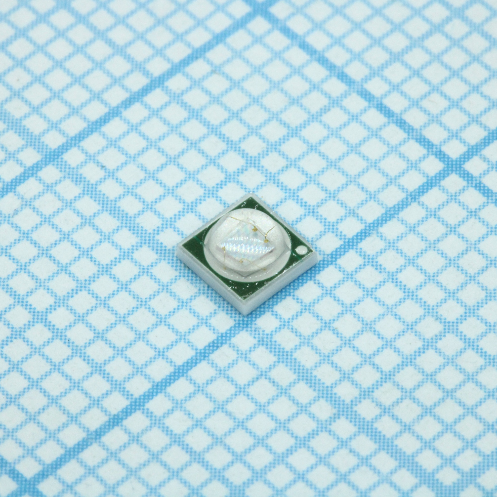 HL-C3535F26B3GA-ZW - Светодиод smd 3,45х3,45x2,15мм/синий/435нм/15Лм   920мВт (3,6umol/s) при 700мА/ 3.3В/ Ifmax=800mA/ 130°