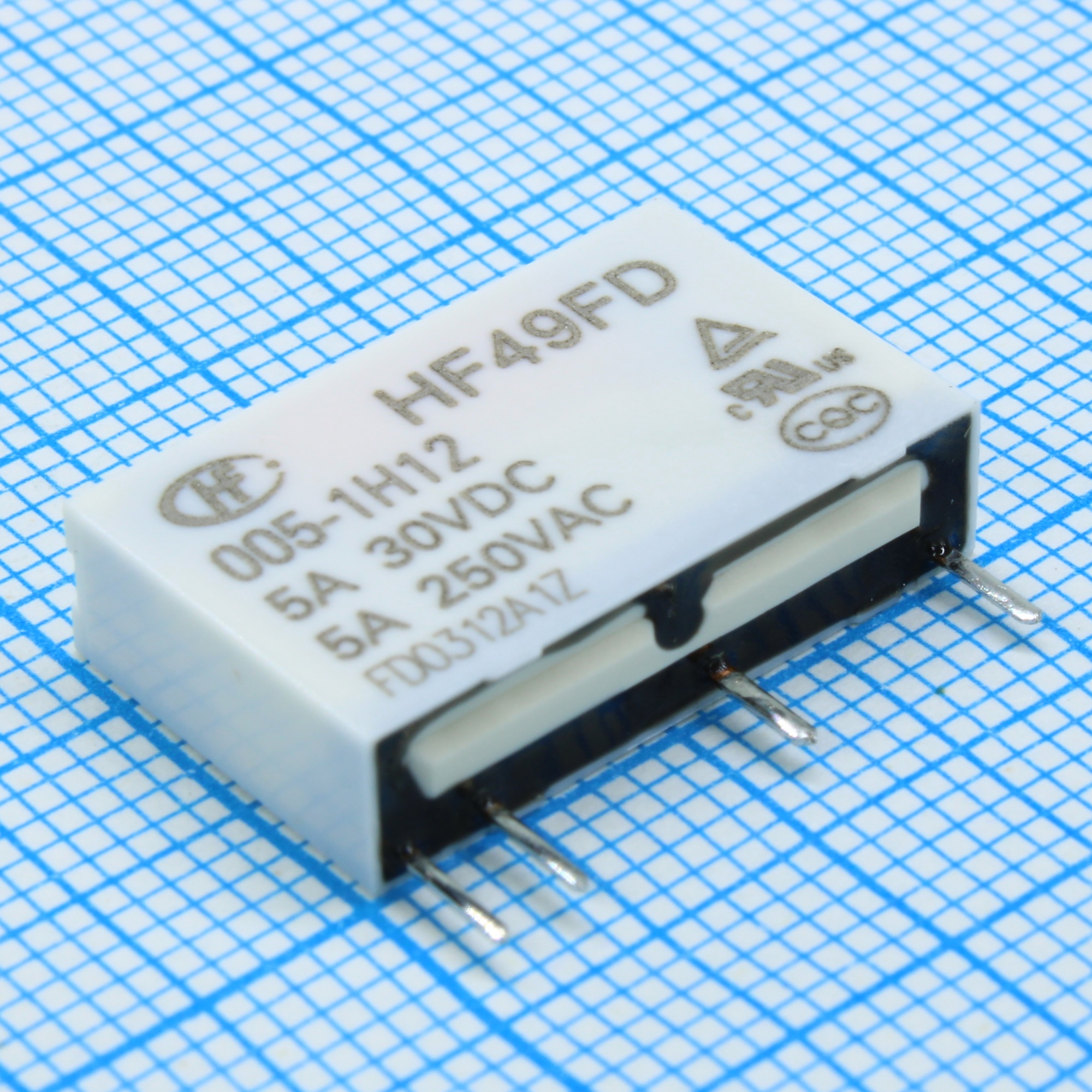 HF49FD/005-1H12 - Реле силовое 1A один контакт на замыкание катушка 5В 7.62мм между контактами