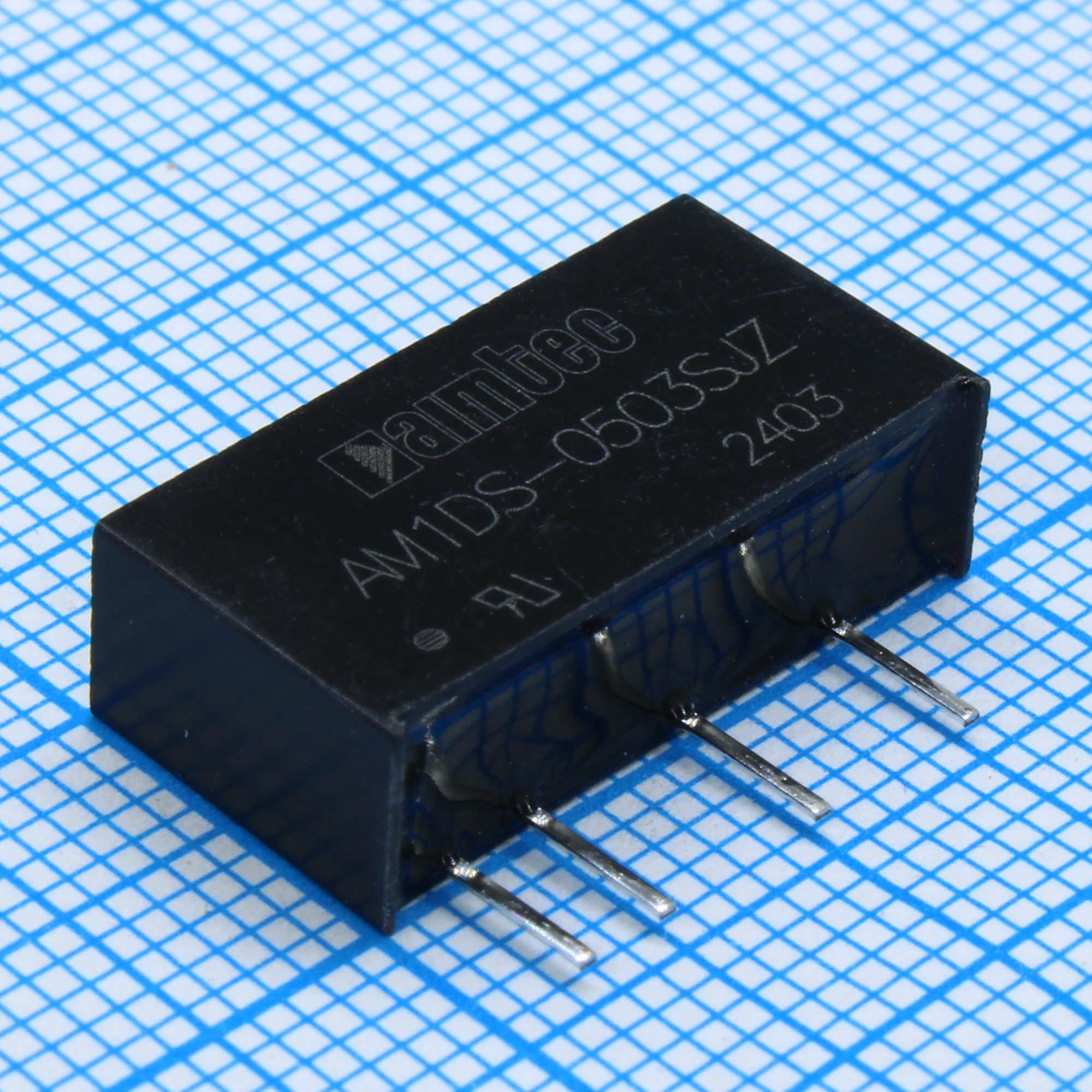 AM1DS-0503SJZ - DC/DC, 1Вт, вход 4.5…5.5В, выход 3.3В/0.03…0.303А, изоляция 1500В DC, КПД 74%, максимальная емкостная нагрузка не более 2400мкФ, SIP7, 19.65x6x10.16мм, -40…105°C, пластик