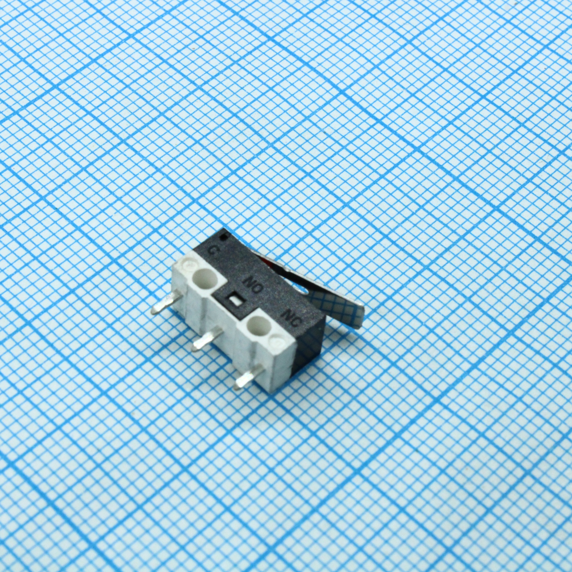 L-KLS7-KW10-Z3P045 - Микропереключатель с лапкой 2А 125В 0.45N монтаж в отверстие