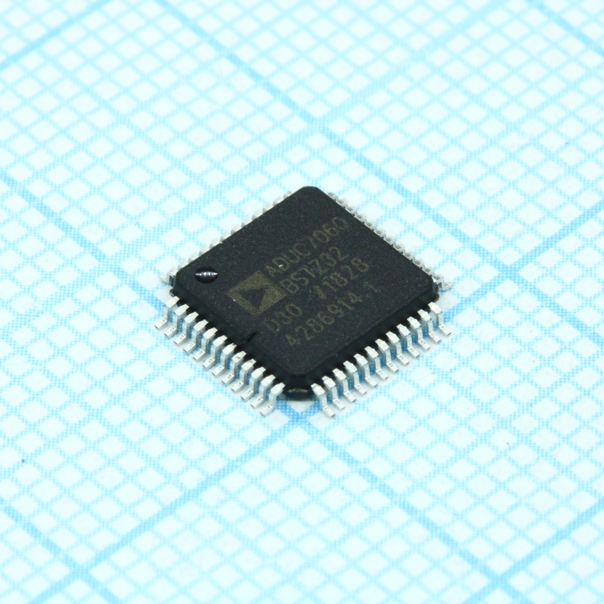 ADUC7060BSTZ32-RL - Прецизионный аналоговый микроконтроллер с низким энергопотреблением, два сигма-дельта АЦП, Flash / EE