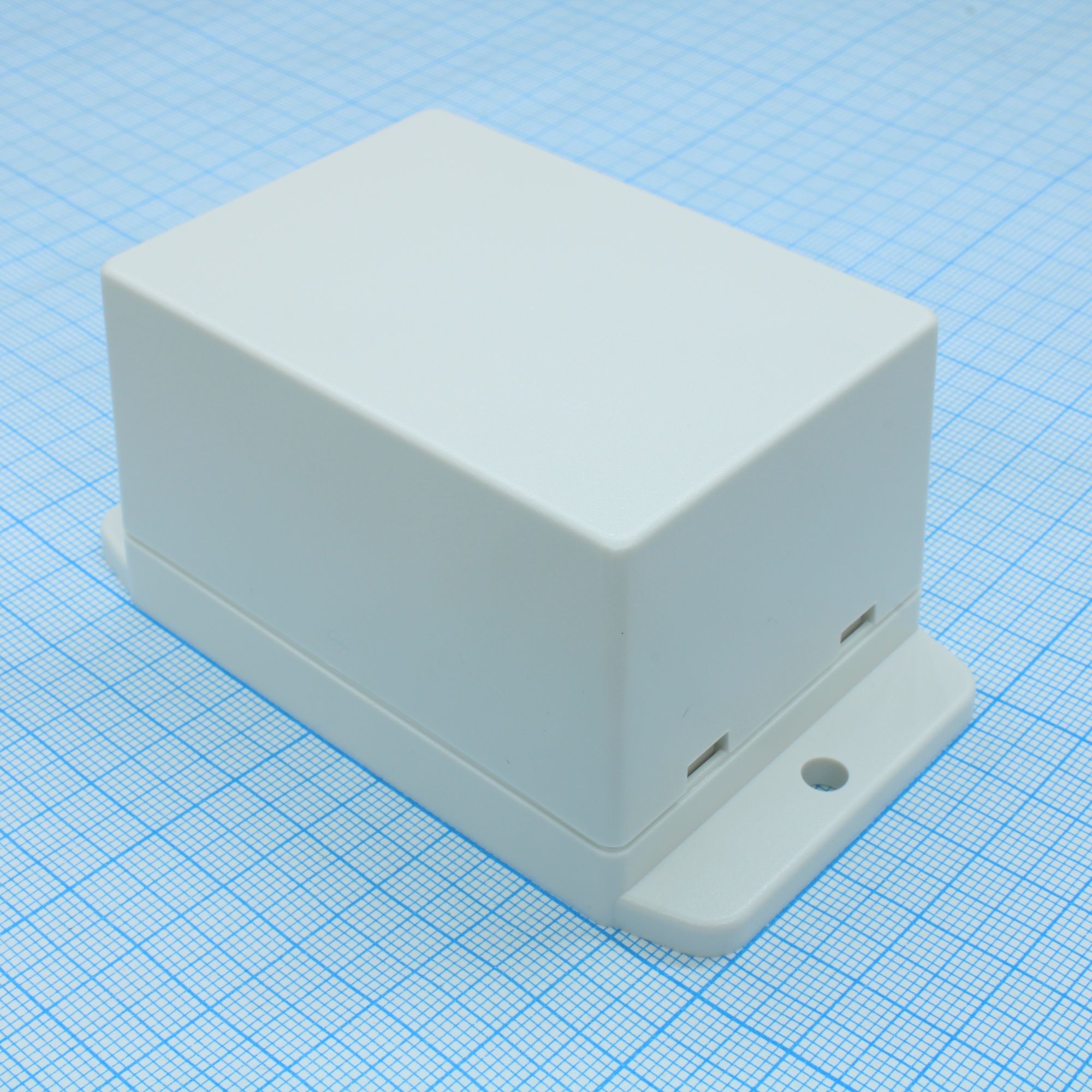 NUB705042WH - Пластиковый корпус белого цвета из высокопрочного пластика с фланцами