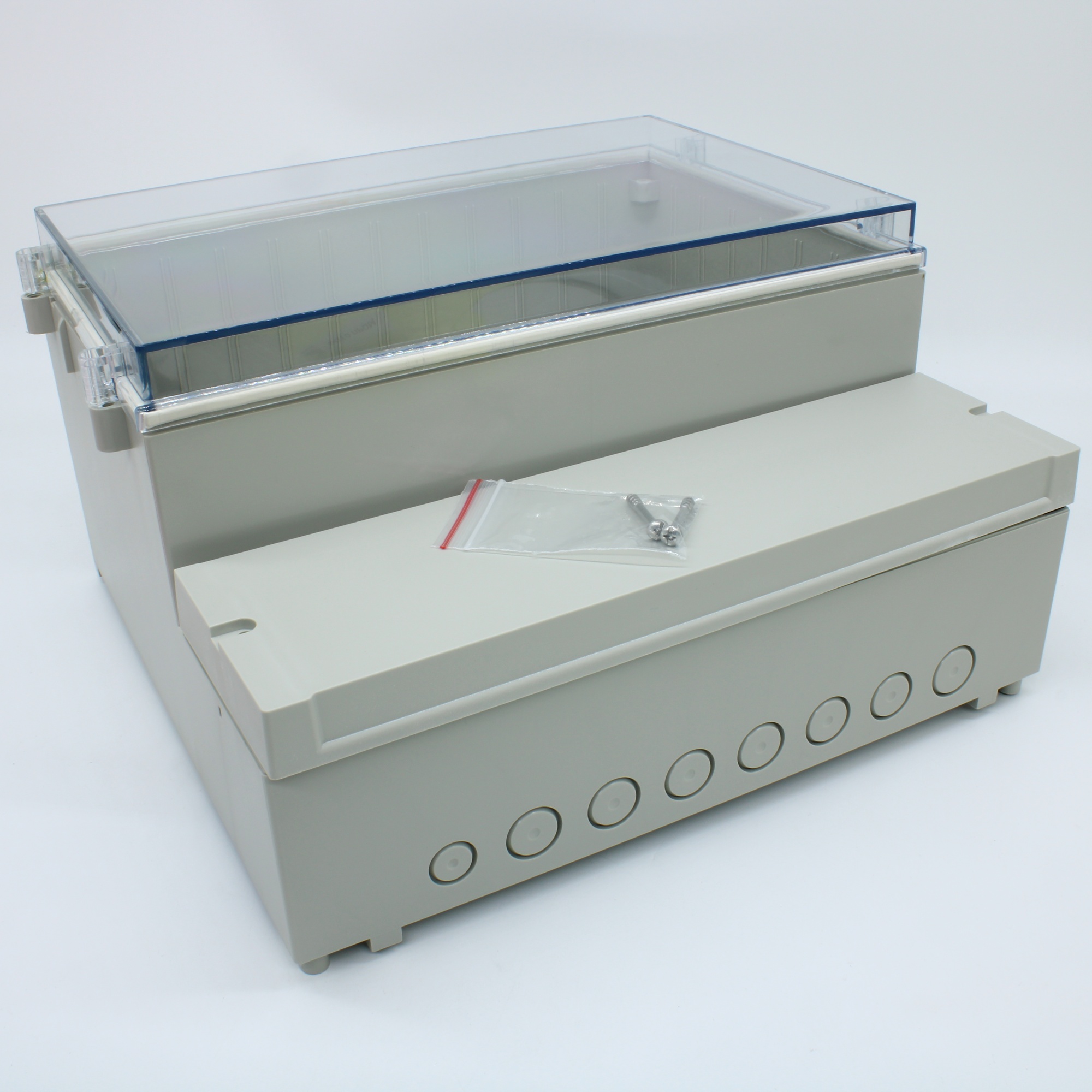 DC009CUL - Двухсекционный корпус IP65 с откидной прозрачной крышкой, база ABS светло-серая, крышка из поликарбоната