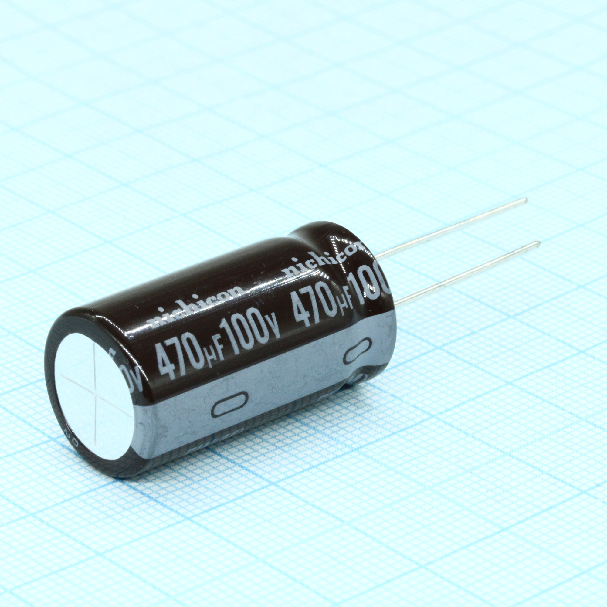 UPW2A471MHD - Конденсатор алюминиевый электролитический 470мкФ 100В  ±20% (16 х 31.5мм) радиальные выводы 7.5мм 1310мА 8000час 105°С автомобильного применения россыпь