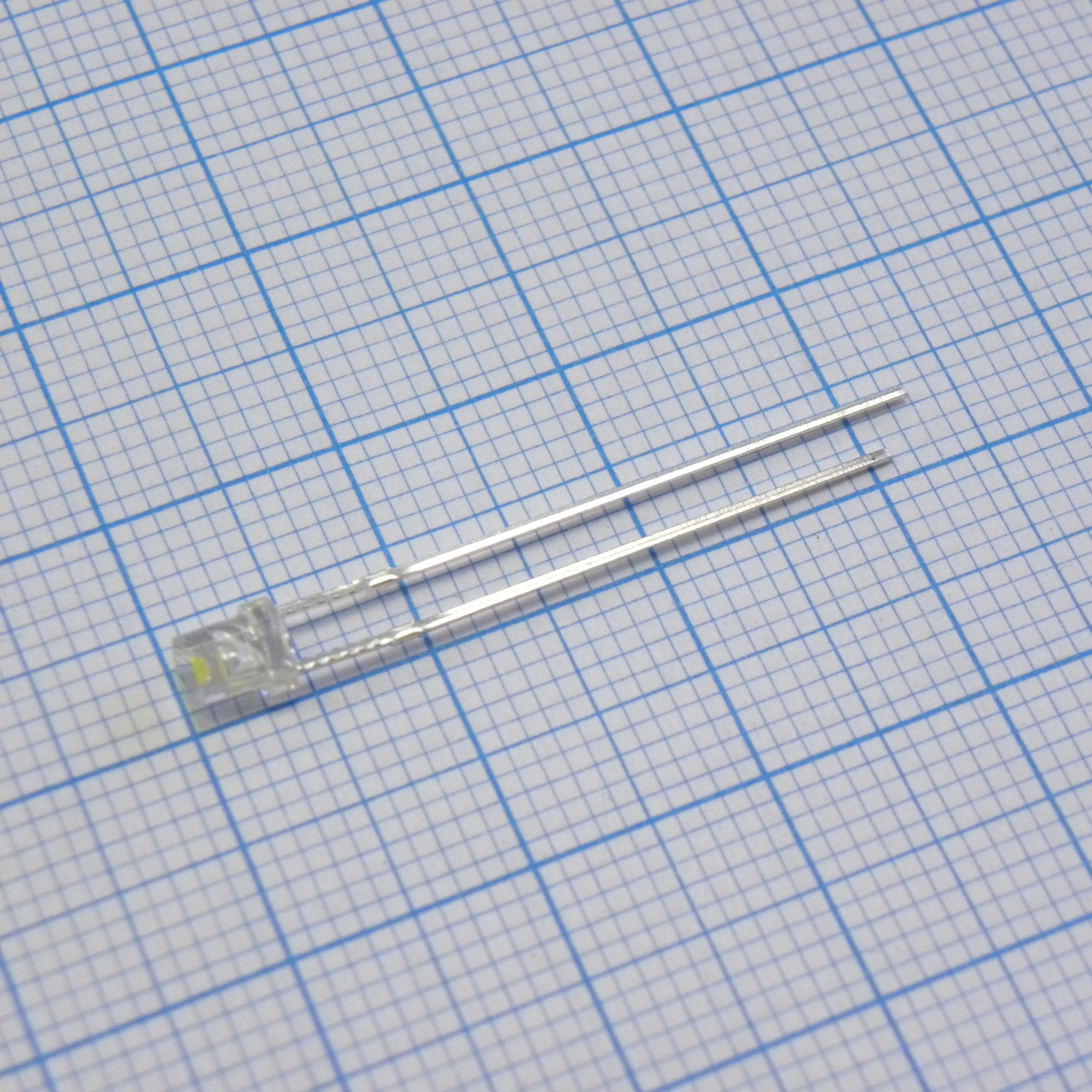 FYL-3034UWC1E - Светодиод 3мм/белый/9500K/1000мкд/прозрачный/85°/цилиндр с конусообразным углублением