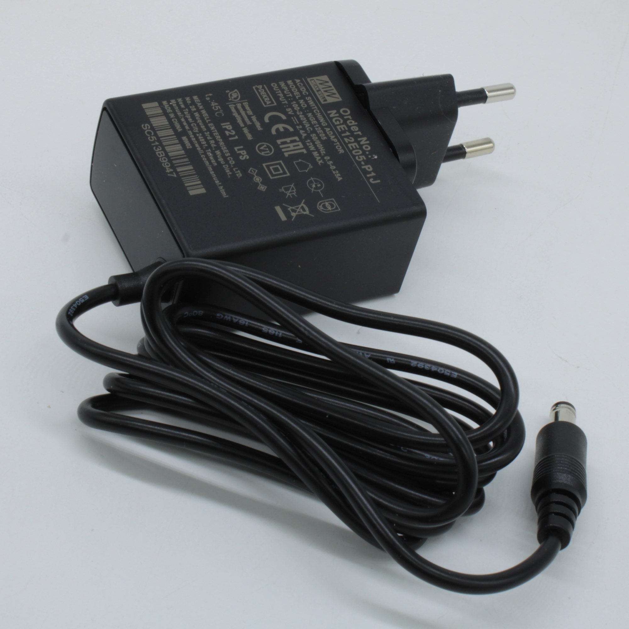 NGE12E05-P1J - AC-DC, 12Вт, сетевой адаптер, выход 5В/2.4А, вход 80...264В AC, 47...63 Гц, изоляция 4000B DC, 2xMOPP, 48x28*x55мм, -30...+70C, евровилка, выходной разъем 11мм, диам. 5.5х2.1мм