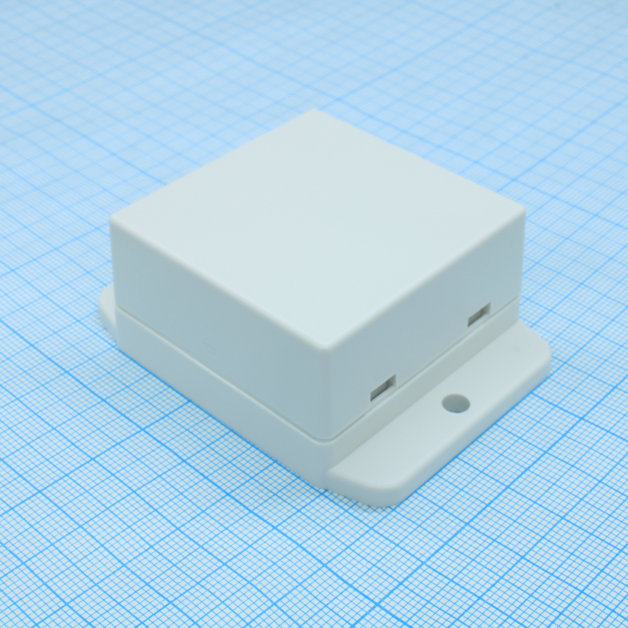 NUB505027WH - Пластиковый корпус белого цвета из высокопрочного пластика с фланцами