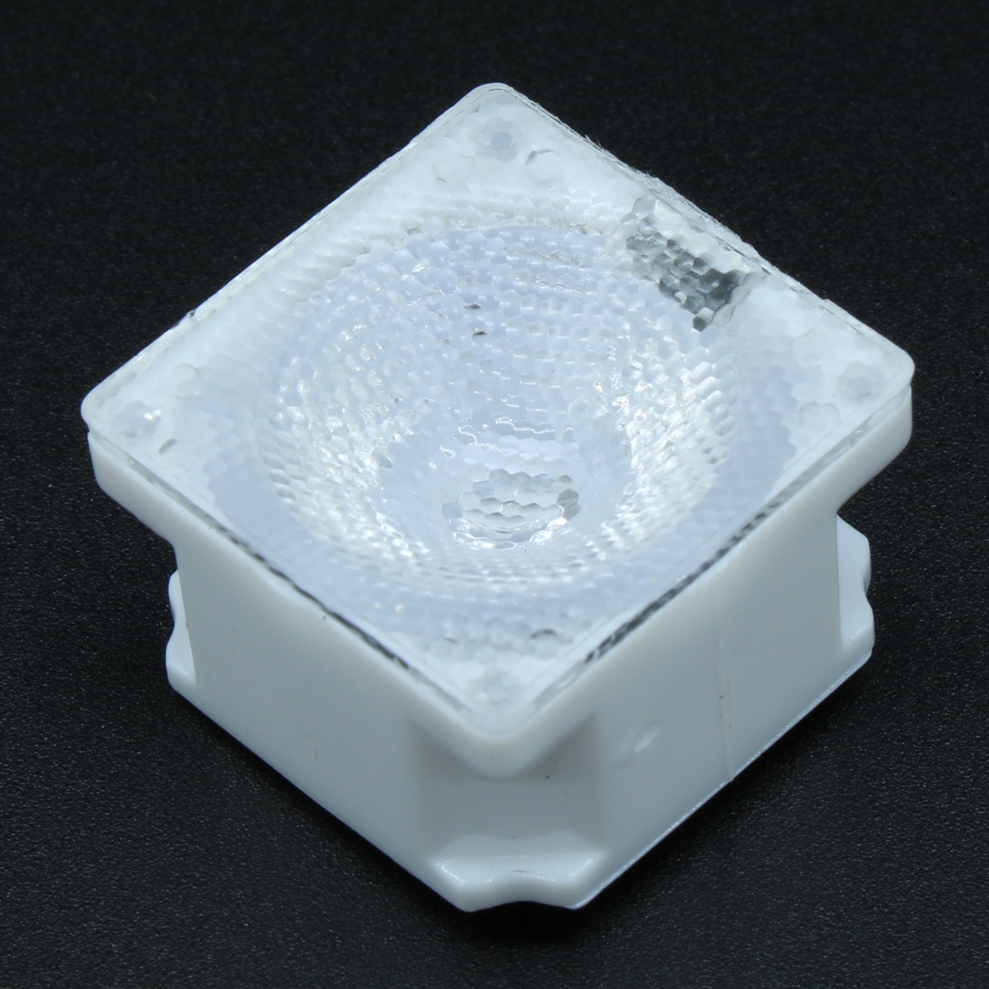 AY22D13H45G-P - Линза белая с клеевой основой для светодиода 3535/3030,  ~45°,  21,57x21,57mm  H:13mm, с пинами, PMMA