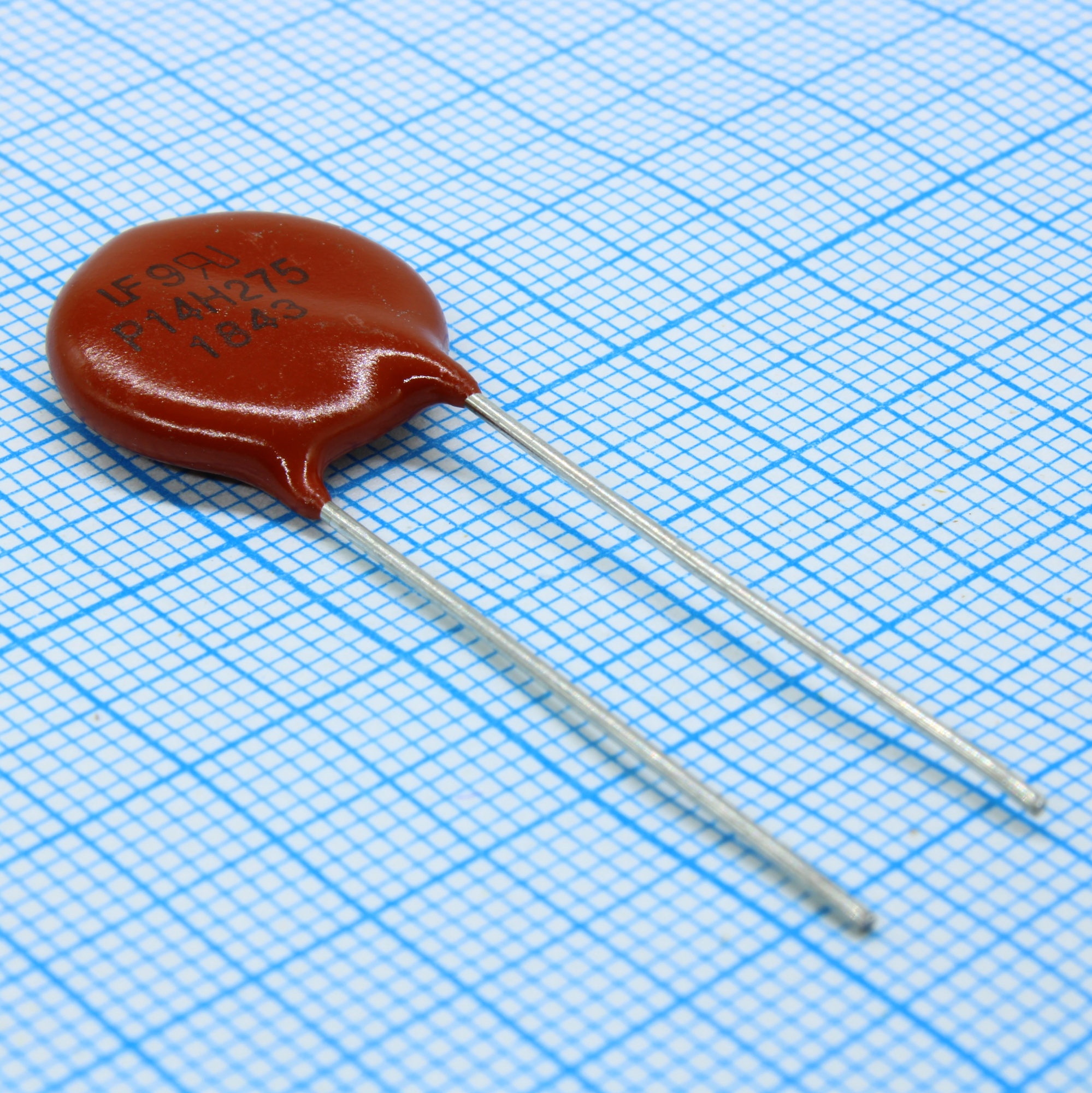 V14H275P - Варистор из оксида металла 275В переменного тока/350В постоянного тока 6000A 473В предел монтаж в отверстие радиальный россыпь