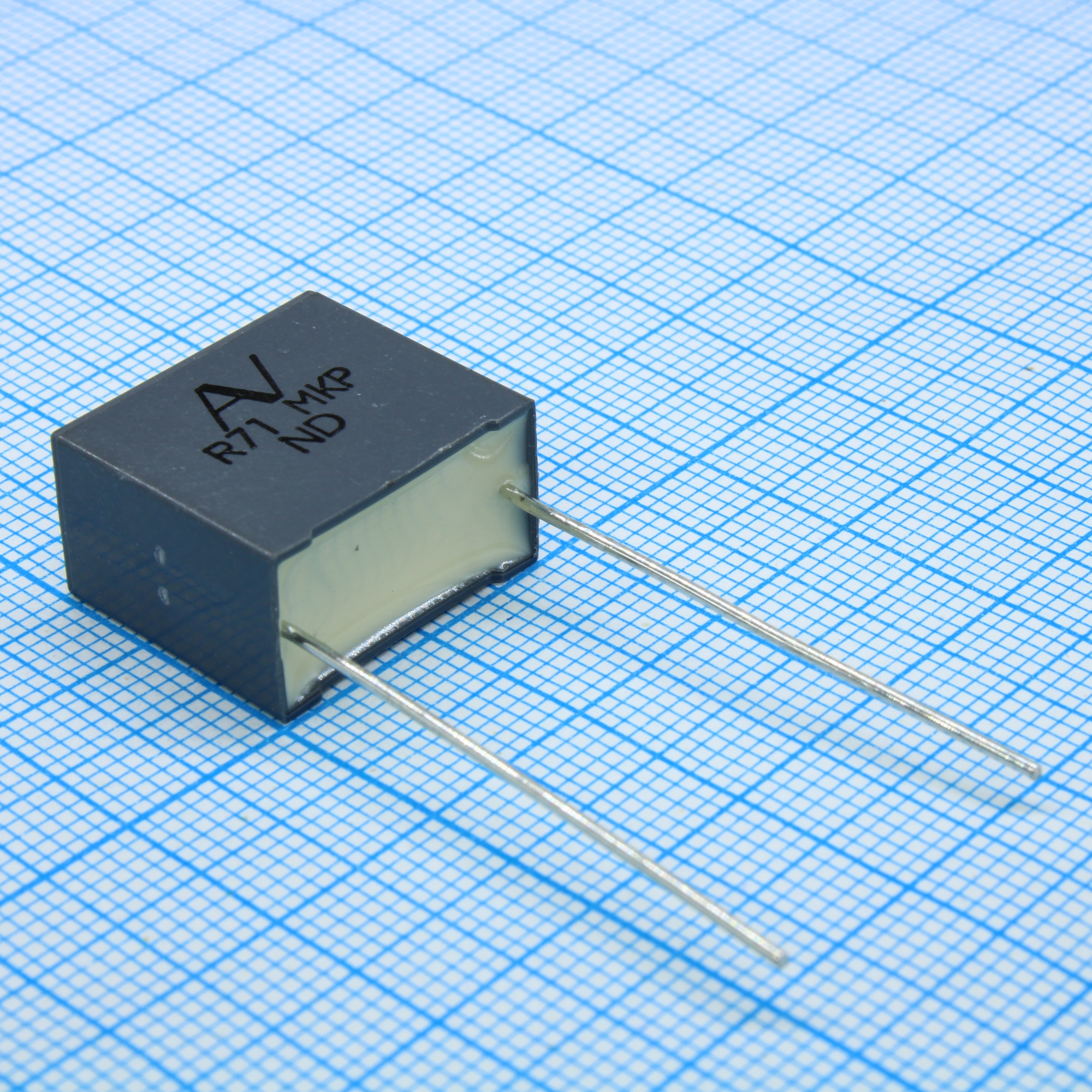 R71PI34704030M - Конденсатор металлопленочный полипропиленовый 0.47мкФ ±20% 630В (18 X 10 X 16)мм радиальный 15мм 105°C россыпь