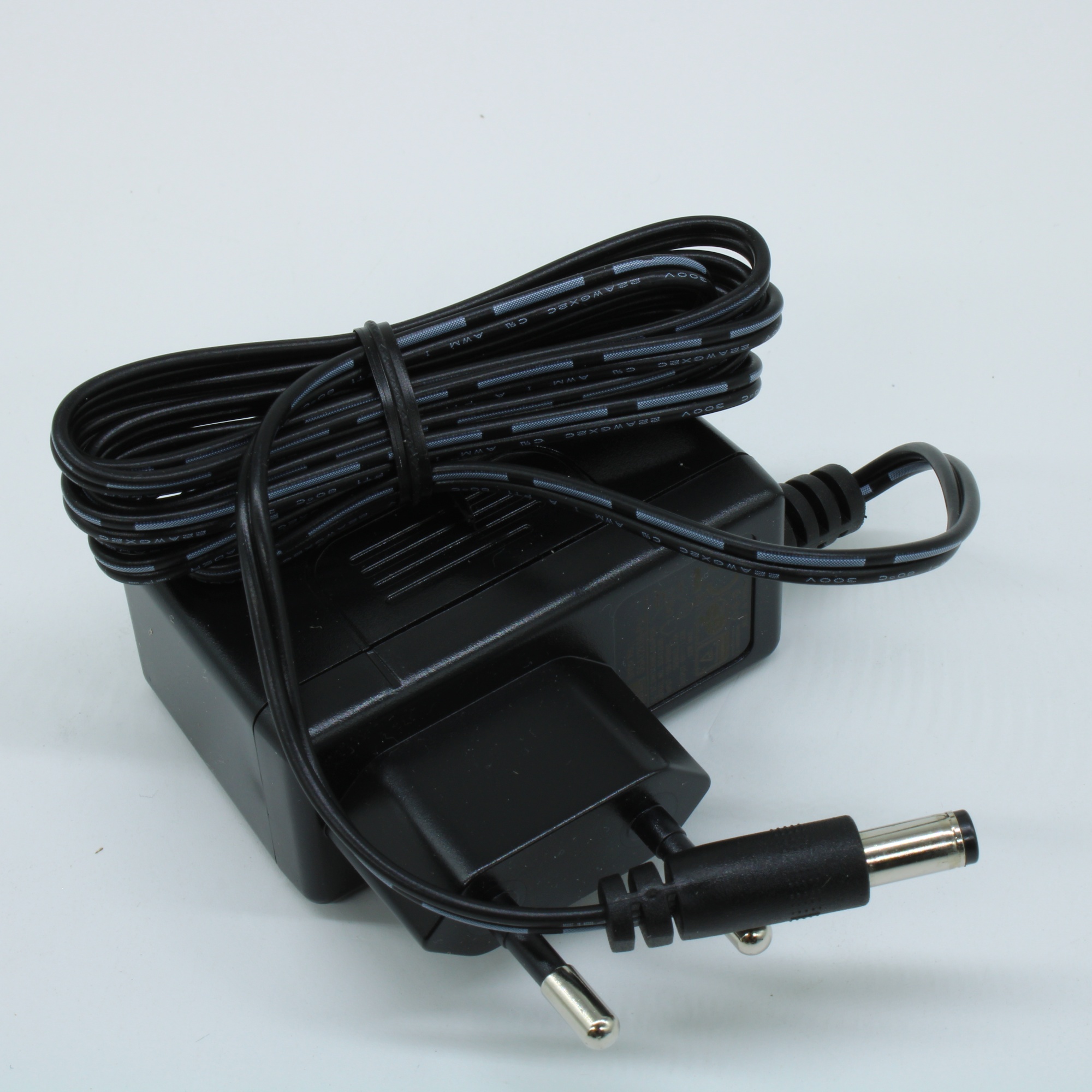 SGA12E09-P1J - Импульсный источник питания в корпусе сетевой вилки 12Вт 9В/1,33A