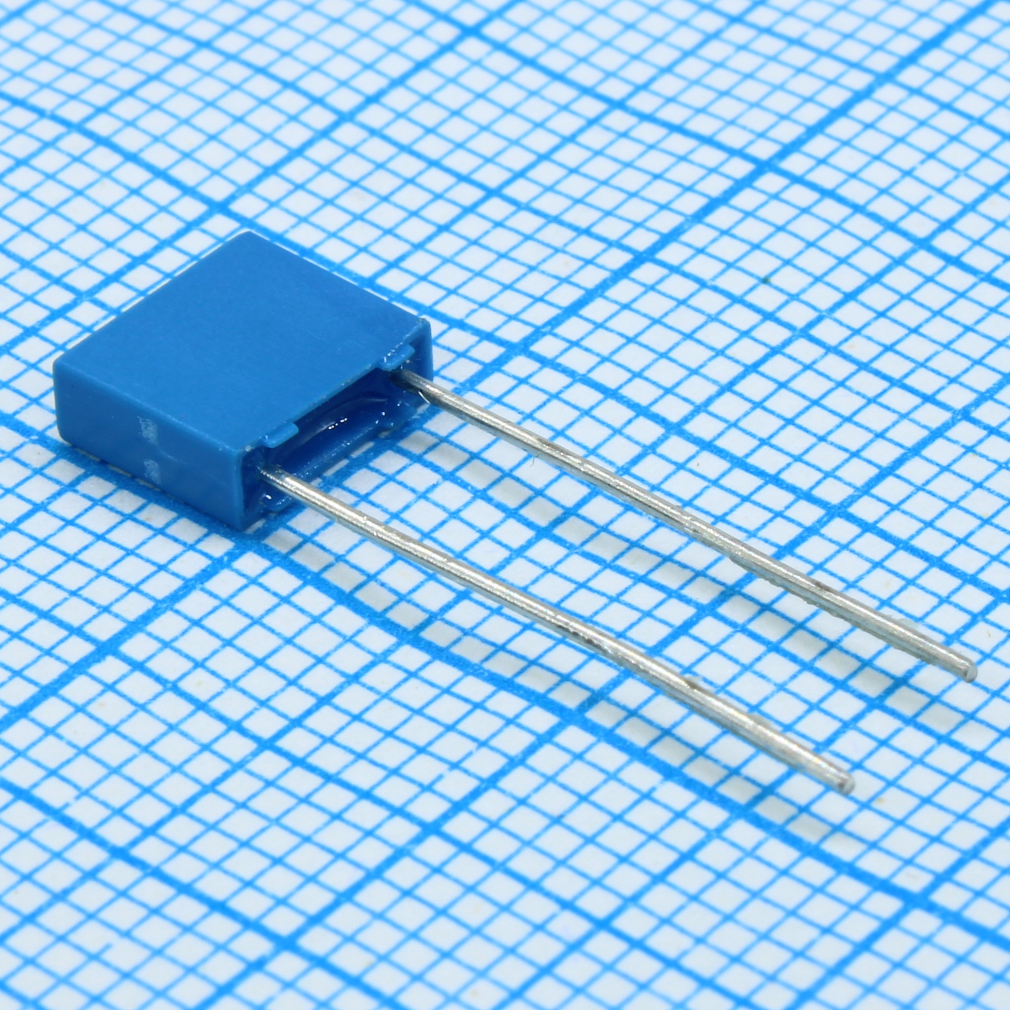 B32529C0222K289 - Конденсатор металлоплёночный полиэтилентерефталатный 2200пФ 63В ±10% (7.3х2.5х6.5мм) шаг выводов 5мм 125°С автомобильного применения россыпь
