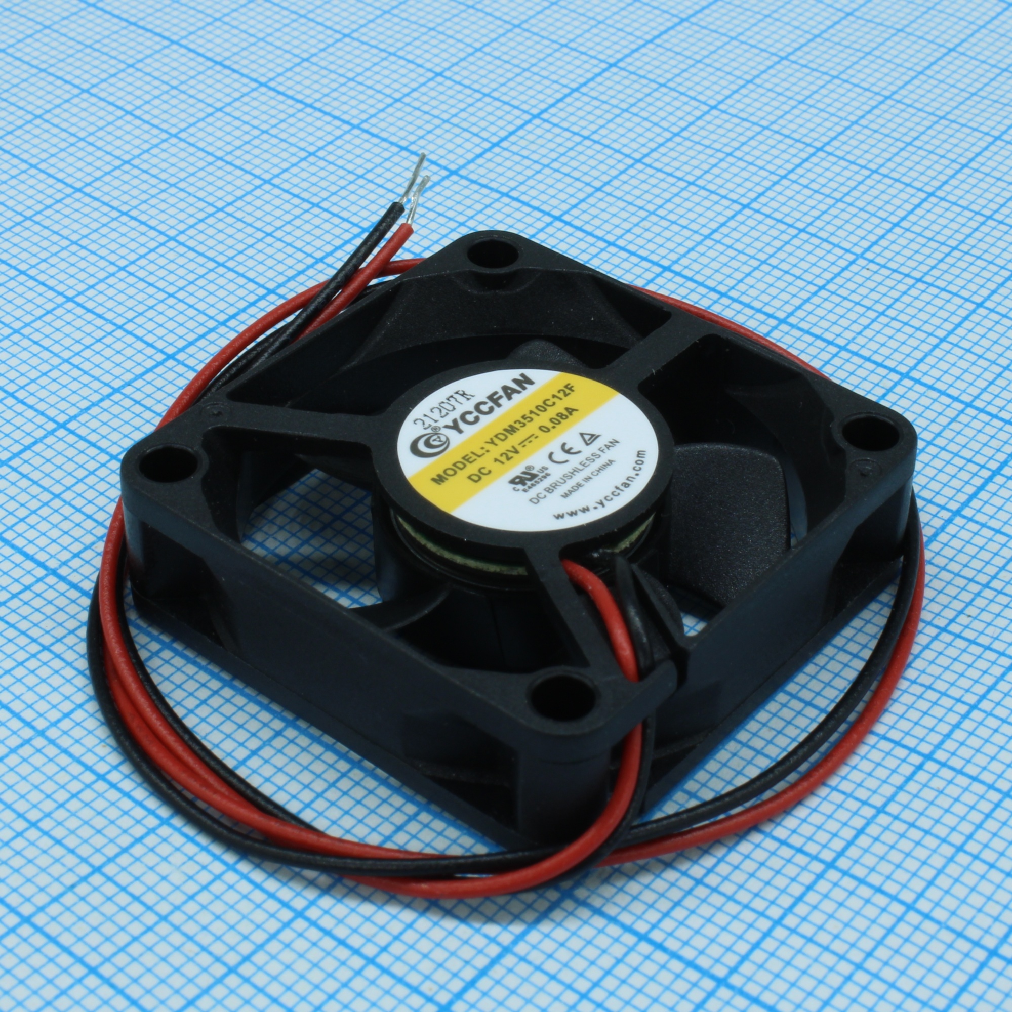 YDM3510C12F - Вентилятор 12В 35х35x10 C, 0.6Вт, 7000 об/мин, 7.75м3/час, 22.24дБ, подшипник скольжения CycleSeal, тип вывода - провод
