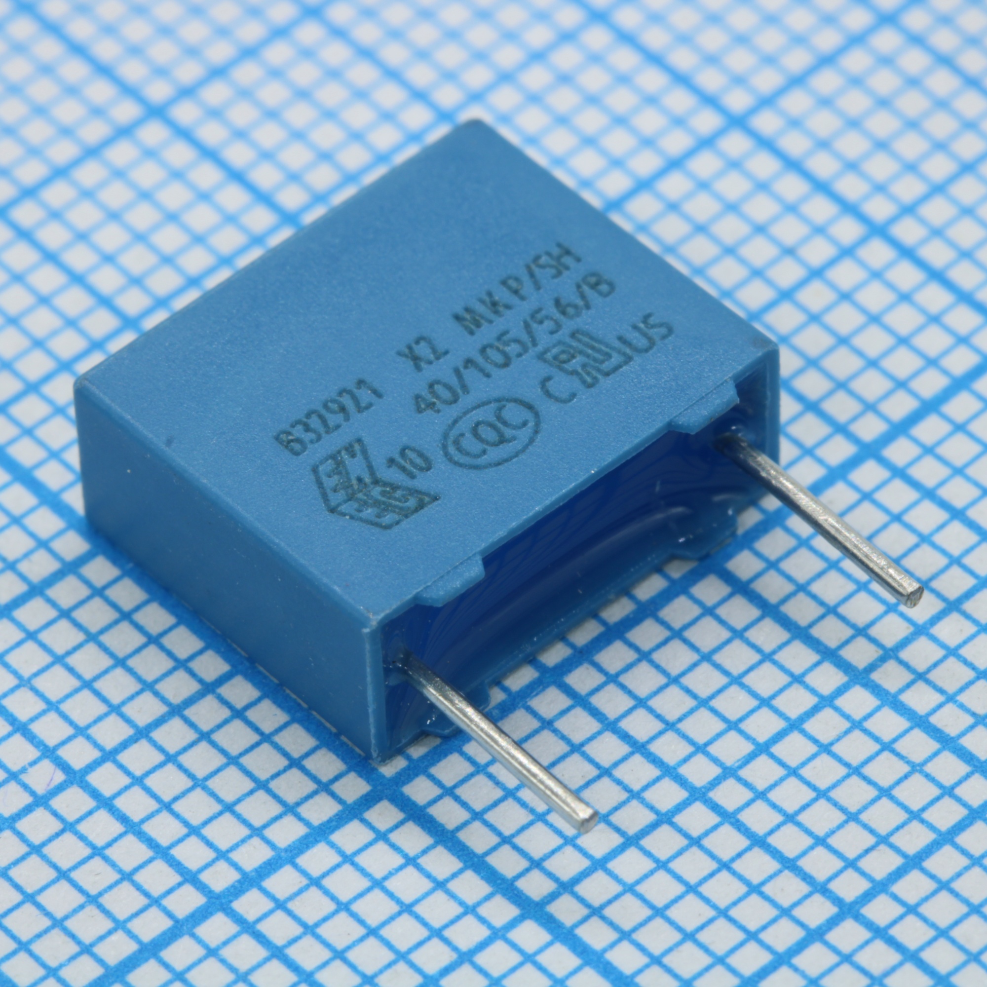 B32921C3473K - Конденсатор пленочный помехоподавляющий X2 0.047мкФ 305В переменного тока ±10% (13 X 5 X 11мм) радиальные выводы пластиковый прямоугольный корпус 10мм 110°С