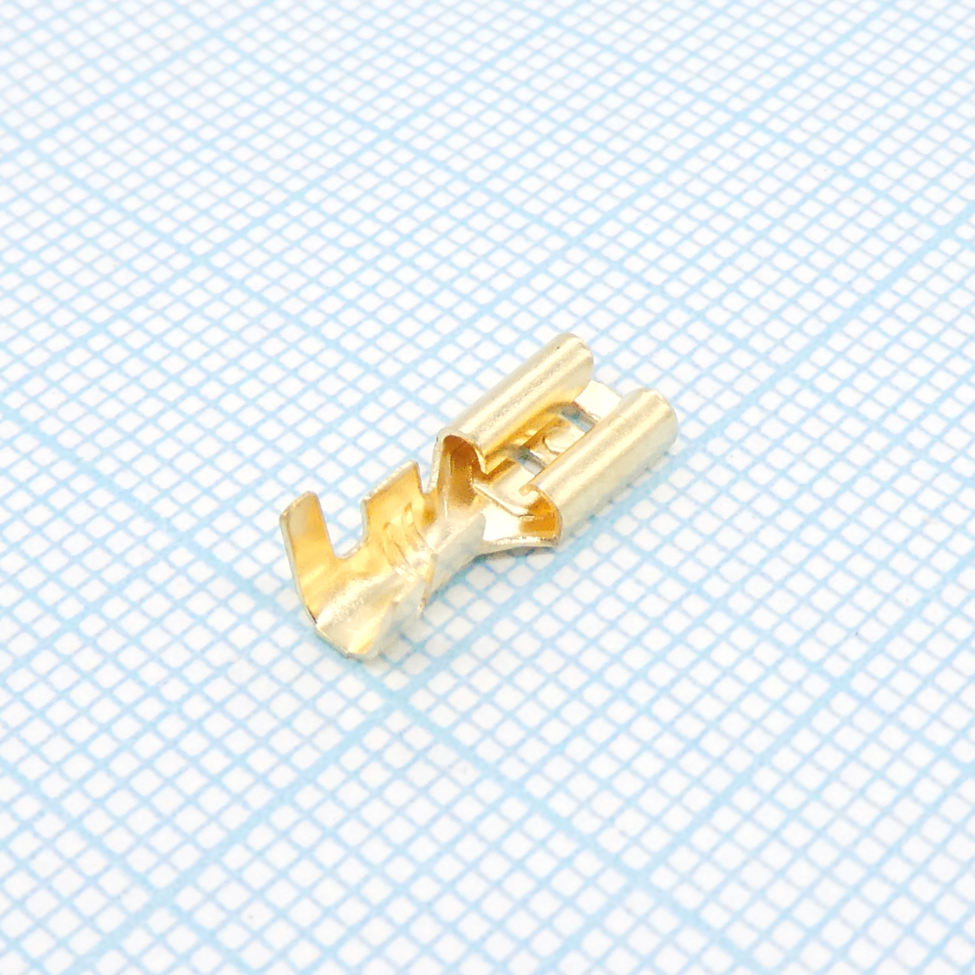 Контакт гнездовой D4.8 латунь - Контакт гнездовой 4.8 мм с фиксирующим элементом под обжим, сечение провода 1.5мм2