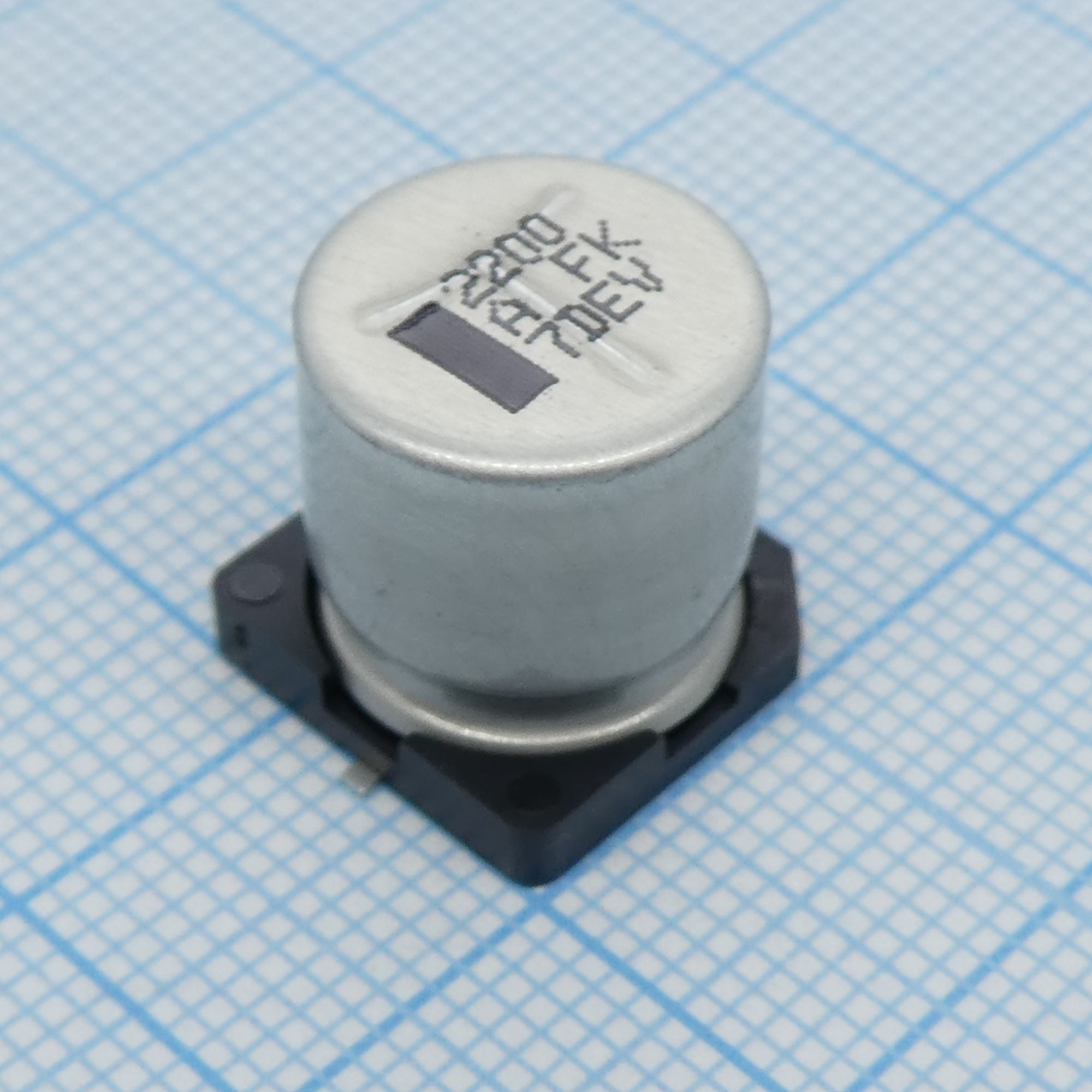 EEVFK1A222Q - Конденсатор алюминиевый электролитический 2200мкФ 10В ±20% (12.5 X 13.5мм) для поверхностного монтажа 0.06 Ом 1100мА 5000час 105°С автомобильного применения лента на катушке