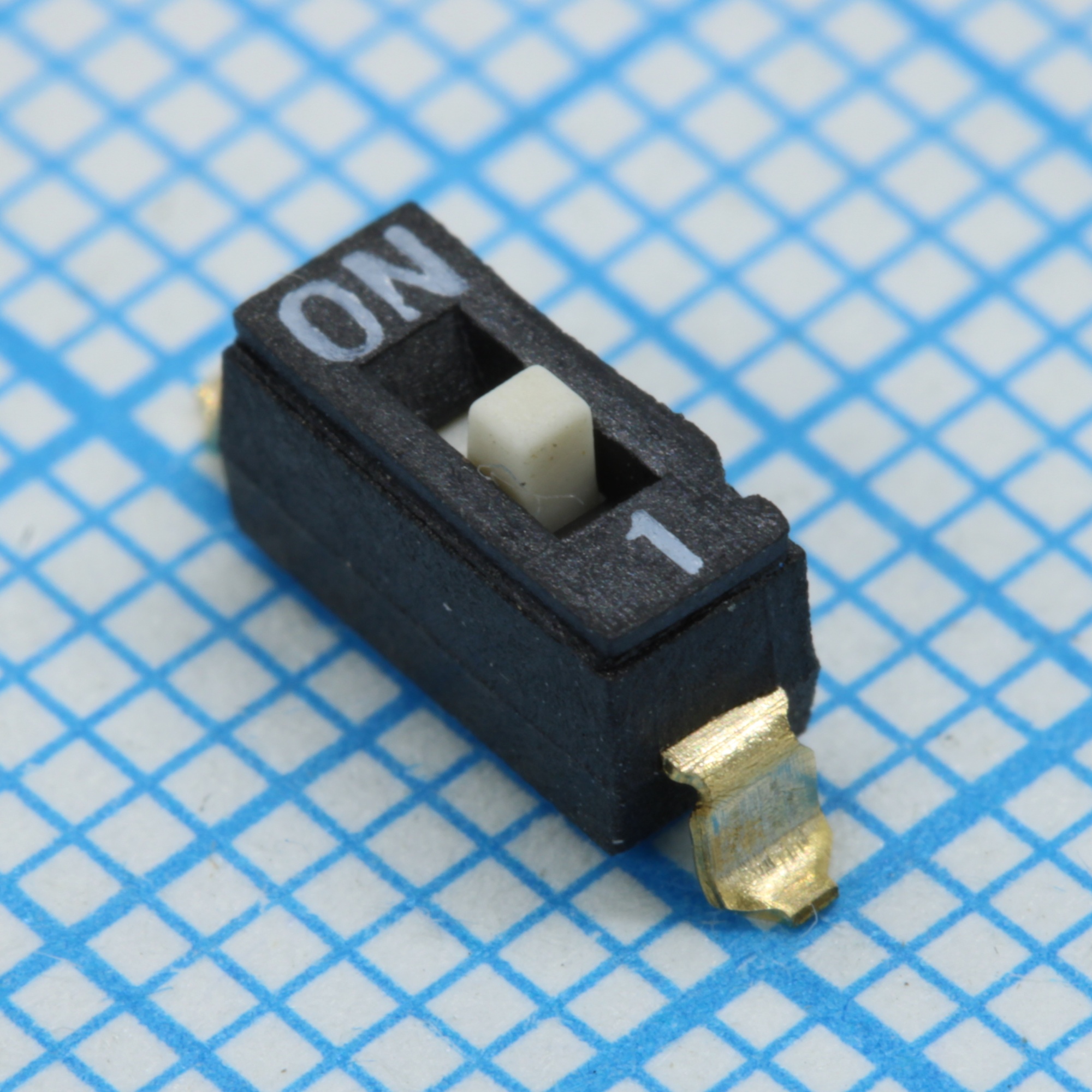 L-KLS7-KL-01-N-00 - Переключатель движковый горизонтальный (ON-ON), 1 переключатель 0.1A 50VDC, высота движка 3.6мм