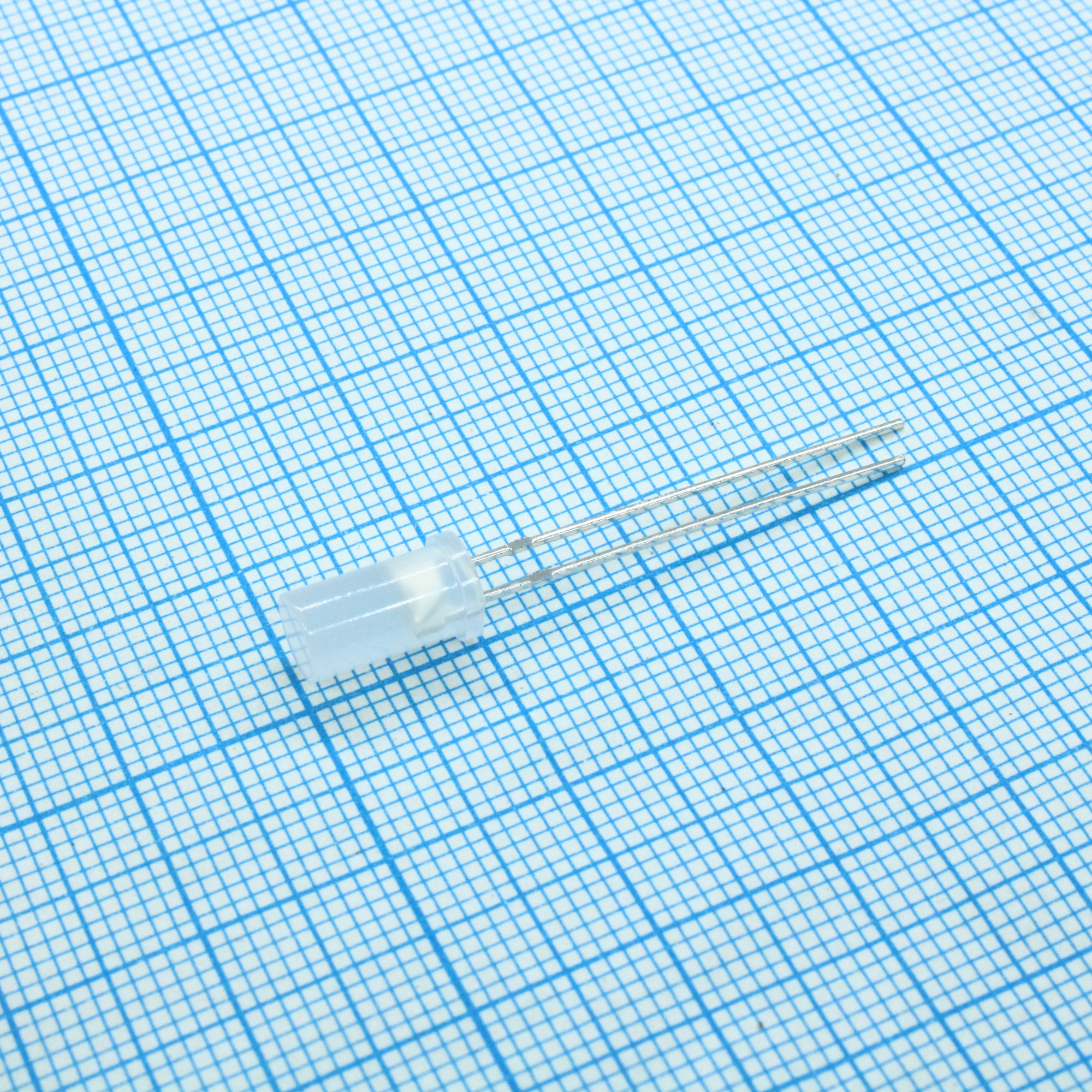 L-483SEKJ3CGKWT - Светодиод 5мм/красный/625нм/120...200мКд/ - зеленый/574нм/8....20мКд/белый матовый цилиндр/140°