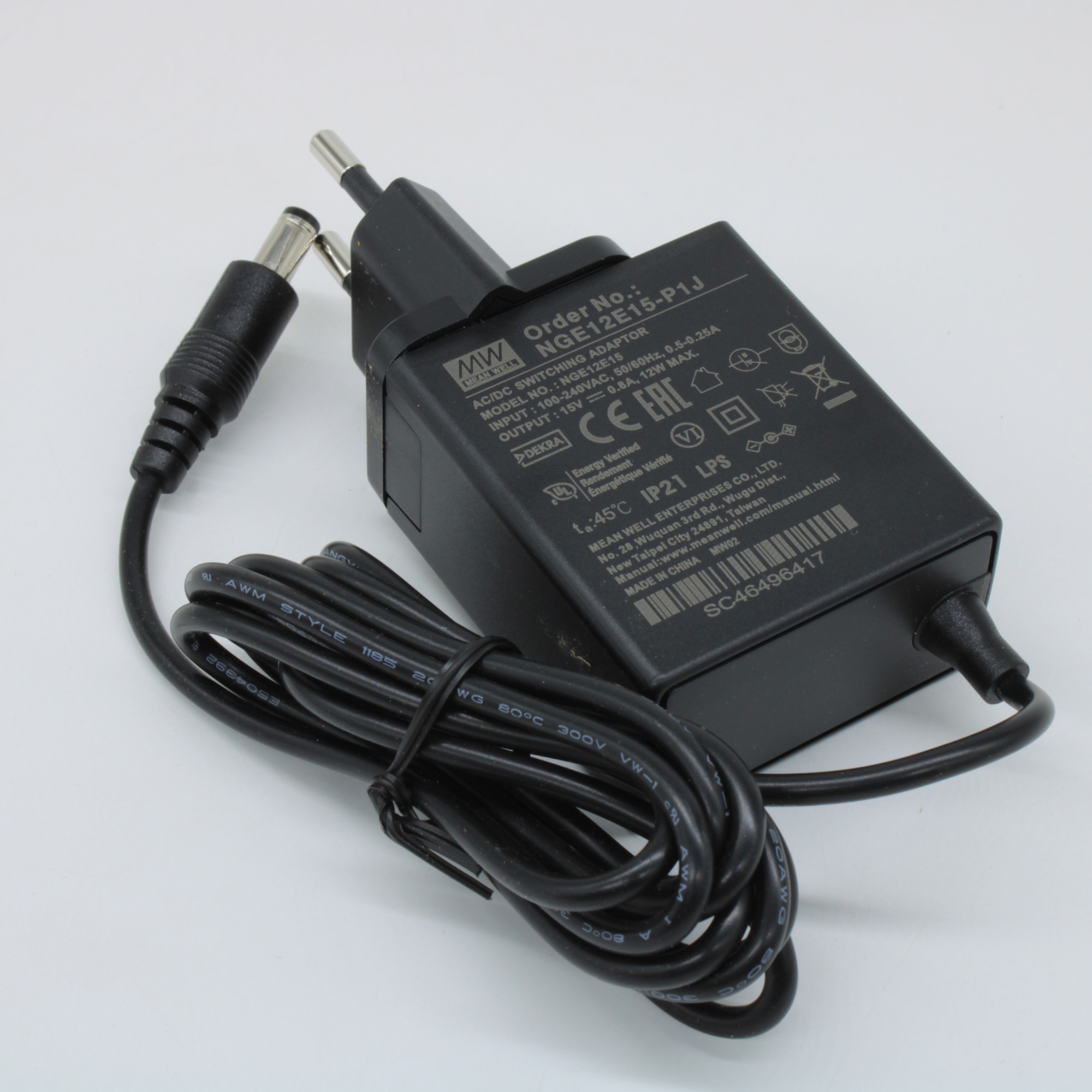 NGE12E15-P1J - AC-DC, 12Вт, сетевой адаптер, выход 15В/0.8А, вход 80...264В AC, 47...63 Гц, изоляция 4000B DC, 2xMOPP, 48x28*x55мм, -30...+70C, евровилка, выходной разъем 11мм, диам. 5.5х2.1мм