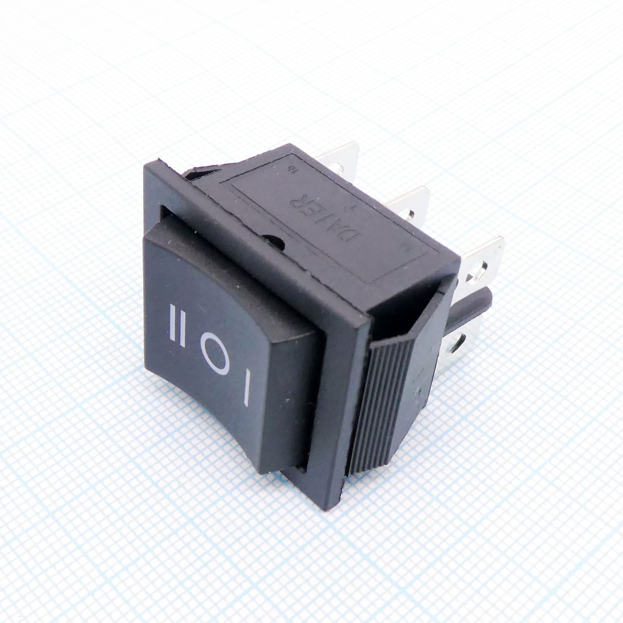 DS KCD2-203 ON-OFF-ON - клавишный переключатель, 3 фиксированных положения клавиши