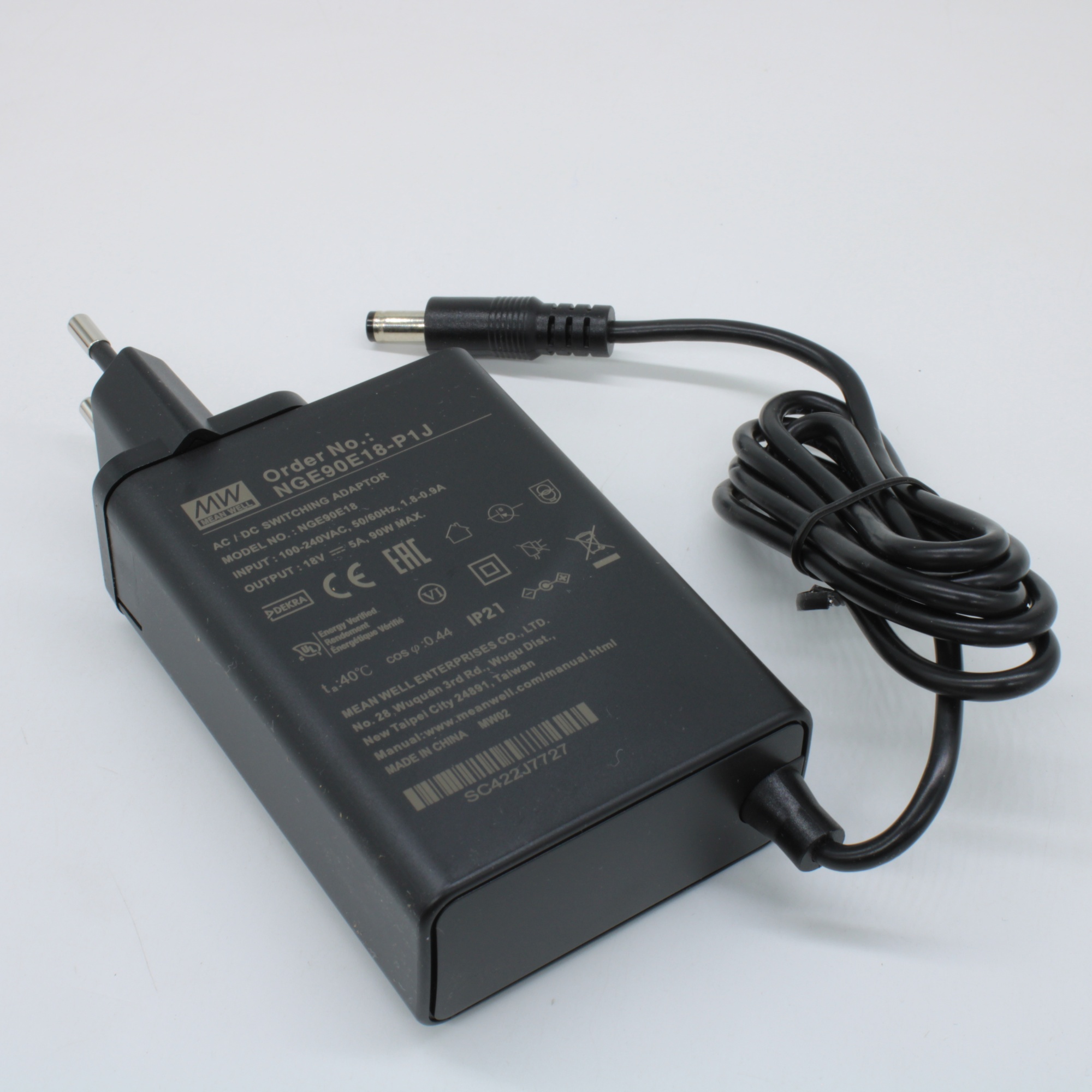 NGE90E18-P1J - AC-DC, 90Вт, сетевой адаптер, выход 18В/5А, вход 80...264В AC, 47...63 Гц, изоляция 4000B DC, 2xMOPP, 62x30*x85.5мм, -30...+70C, евровилка, выходной разъем 11мм, диам. 5.5х2.1мм