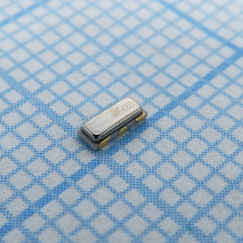 CSTCE12M0G52-R0 - Керамический резонатор 12МГц ±0.5% (точность) ±0.2% (стабильность) 10пФ 30Ом 3-Pin CSMD лента на катушке