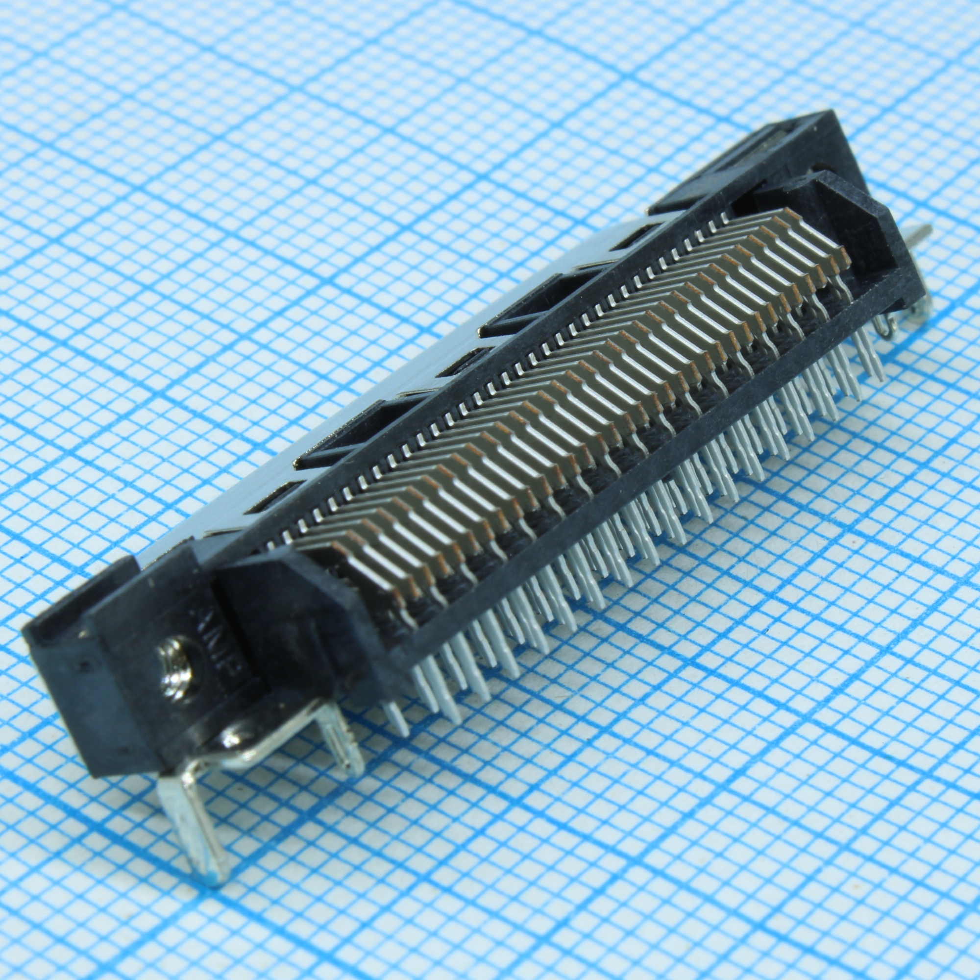 5796055-1 - Соединитель для ввода/вывода 68 контактов угловой