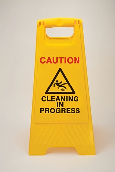 gws256701 - Пластиковая предупреждающая стойка. Цвет  - желтый. Надпись красно/черная «CLEANING IN PROGRESS». Высота 660мм.