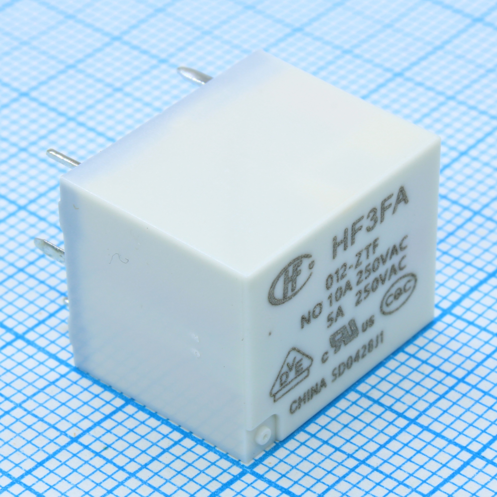 HF3FA/012-ZTF - Реле силовое серия HF3FA 10A один контакт на замыкание катушка 12В монтаж в отверстие сверхминиатюрное