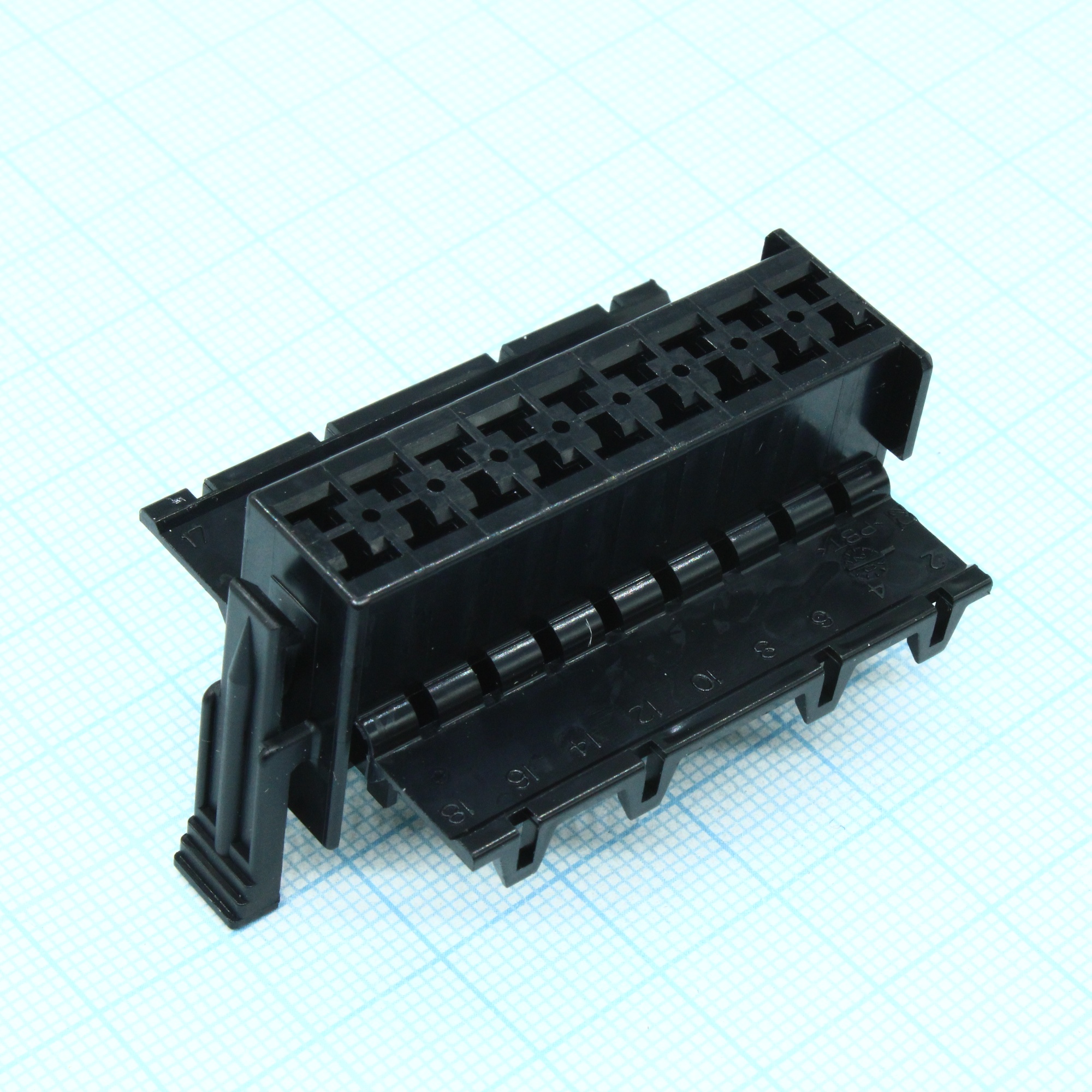 929504-6 - Корпус разъема RCP 18 местн. 5мм монтаж на каьель автомобильного применения картон