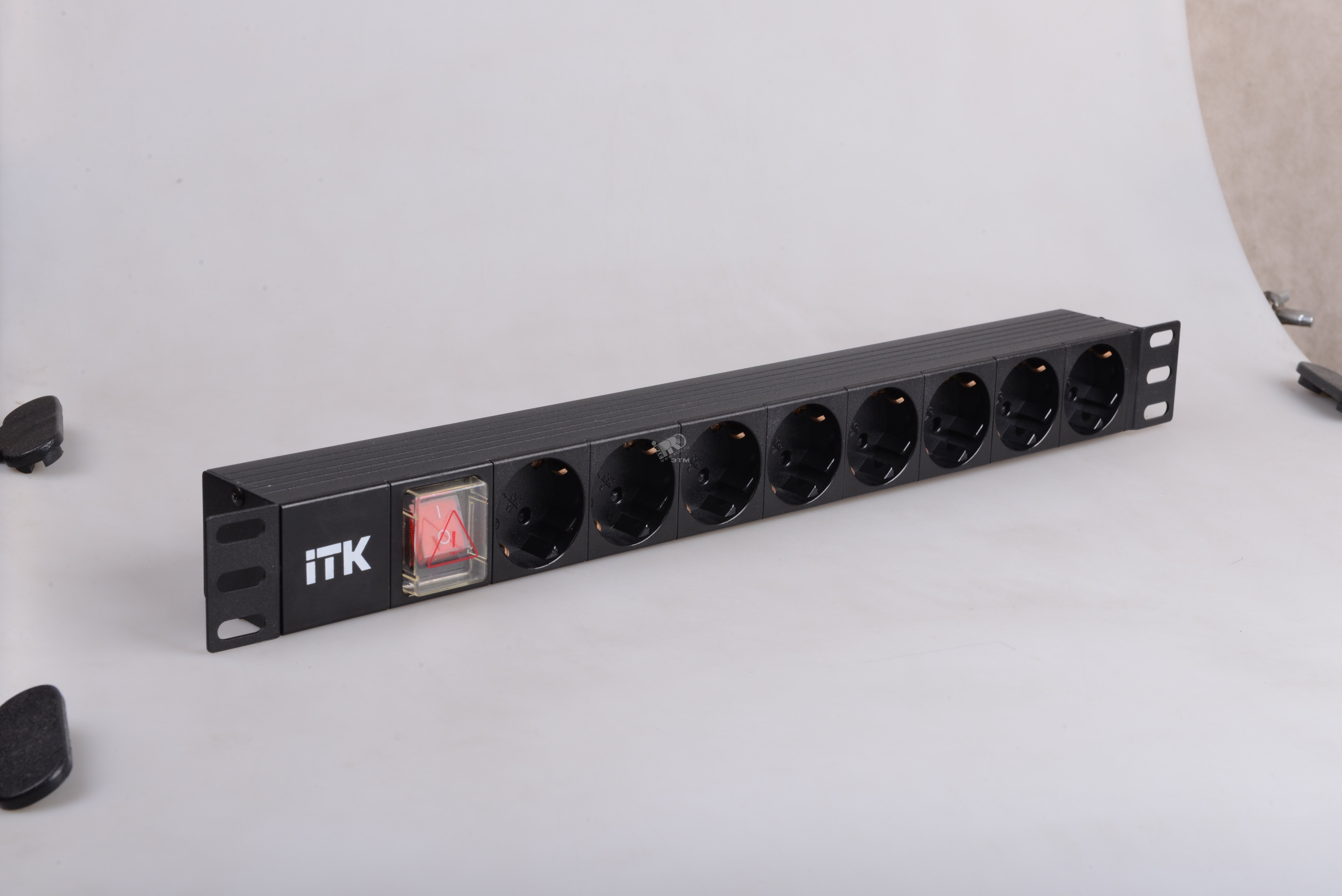 Блок розеток 8 розеток немецкий стандарт с LED выключателем 1 юнит вход С14 без шторок PH12-8D3