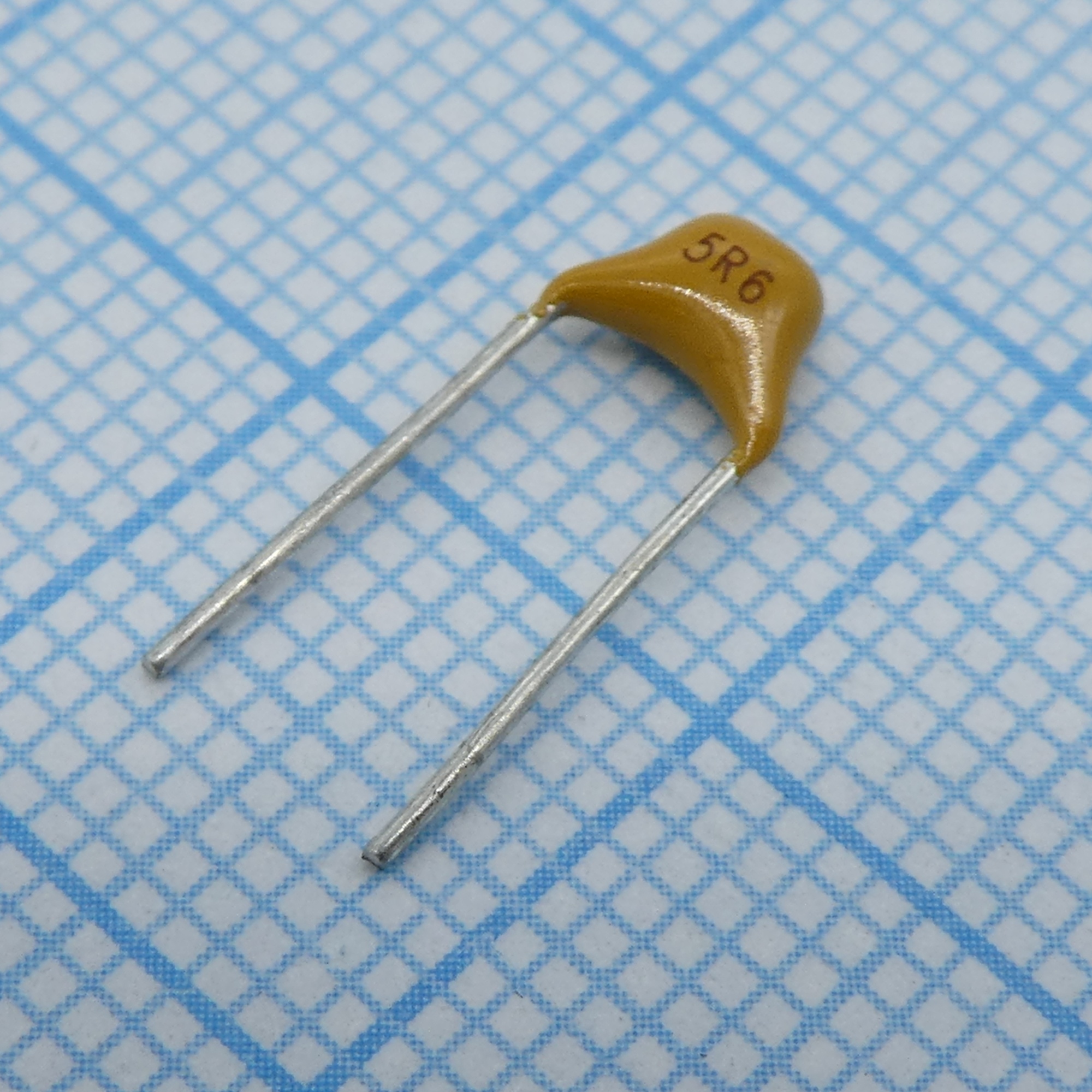 TS170R1H5R6CSBNB0R - Конденсатор керамический многослойный 5.6пФ 50В NPO ±0.25пФ радиальный 5.08мм 125°C россыпь