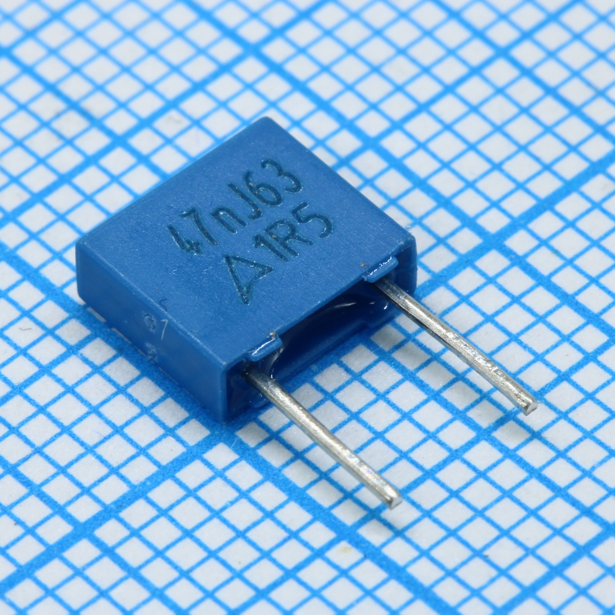 B32529C0473J - Конденсатор металлоплёночный полиэтилентерефталатный 0.047мкФ 63В ±5% (7.3х2.5х6.5мм) шаг выводов 5мм 125°С автомобильного применения россыпь