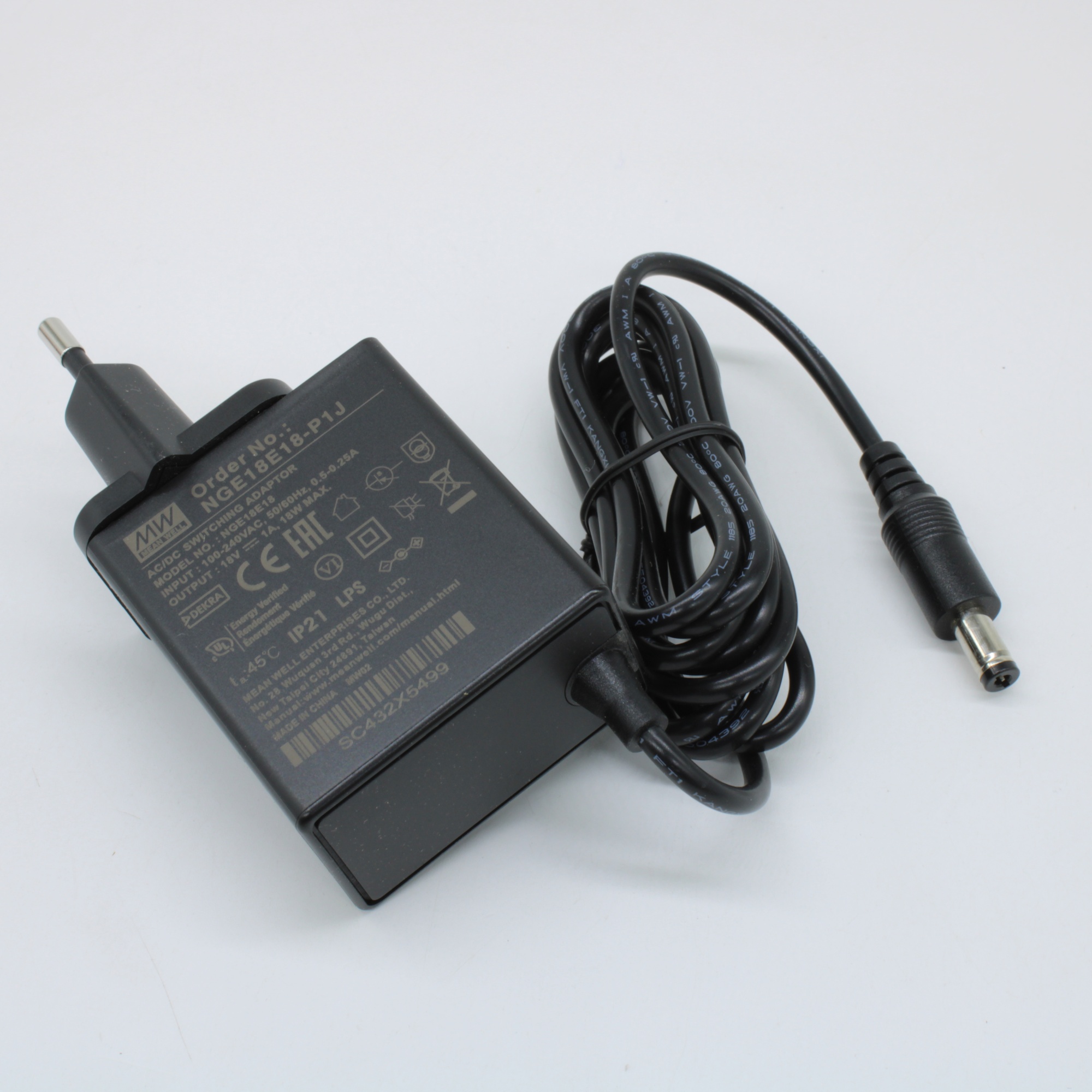 NGE18E18-P1J - AC-DC, 18Вт, сетевой адаптер, выход 18В/1А, вход 80...264В AC, 47...63 Гц, изоляция 4000B DC, 2xMOPP, 48x28*x55мм, -30...+70C, евровилка, выходной разъем 11мм, диам. 5.5х2.1мм