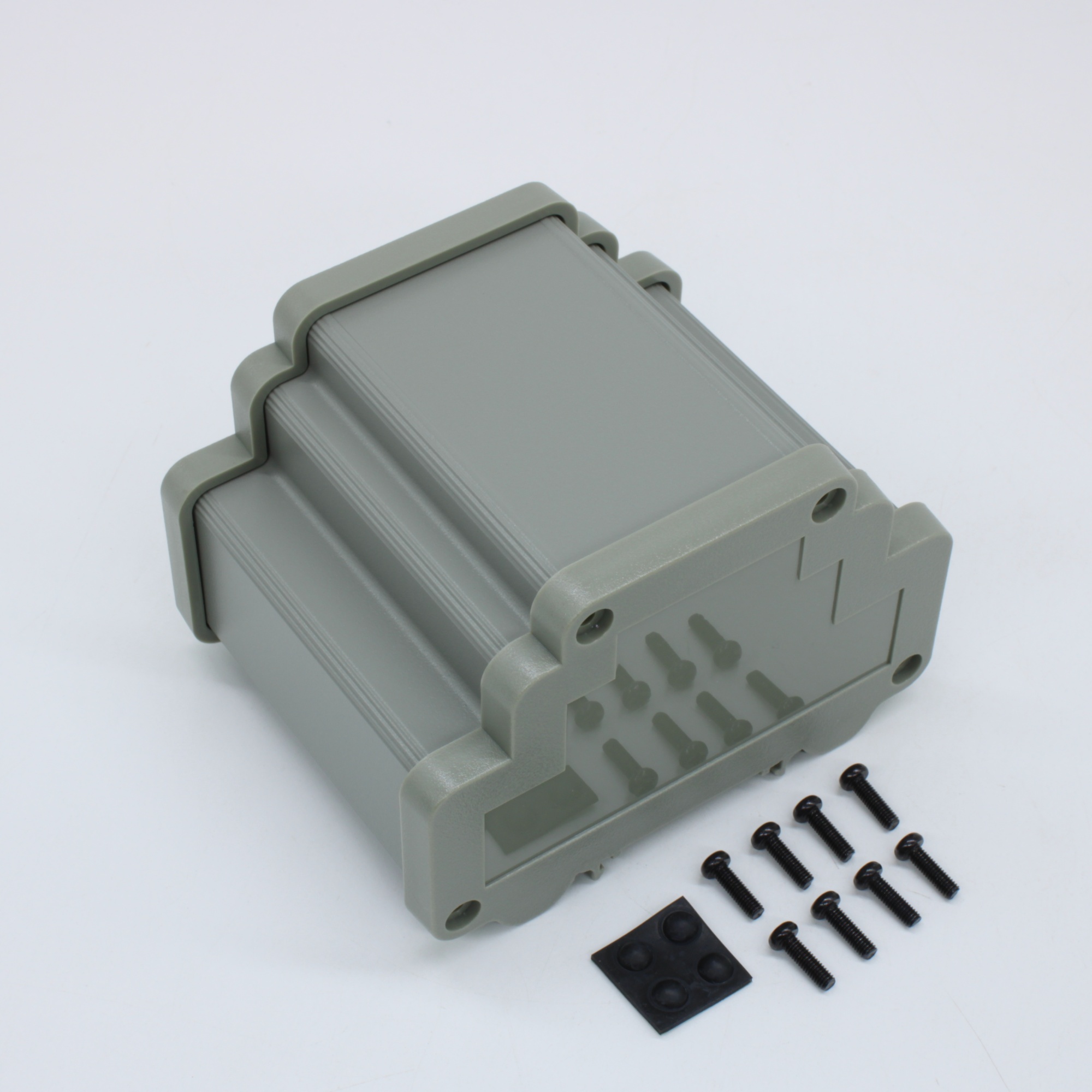 ALUD4MG-PLG-V0 - Прочный корпус на DIN-рейку. В комплектацию входит алюминиевая база, торцевые панели из поликарбоната, винты и ножки.

Корпуса могут оснащаться прозрачными или ИК панелями.