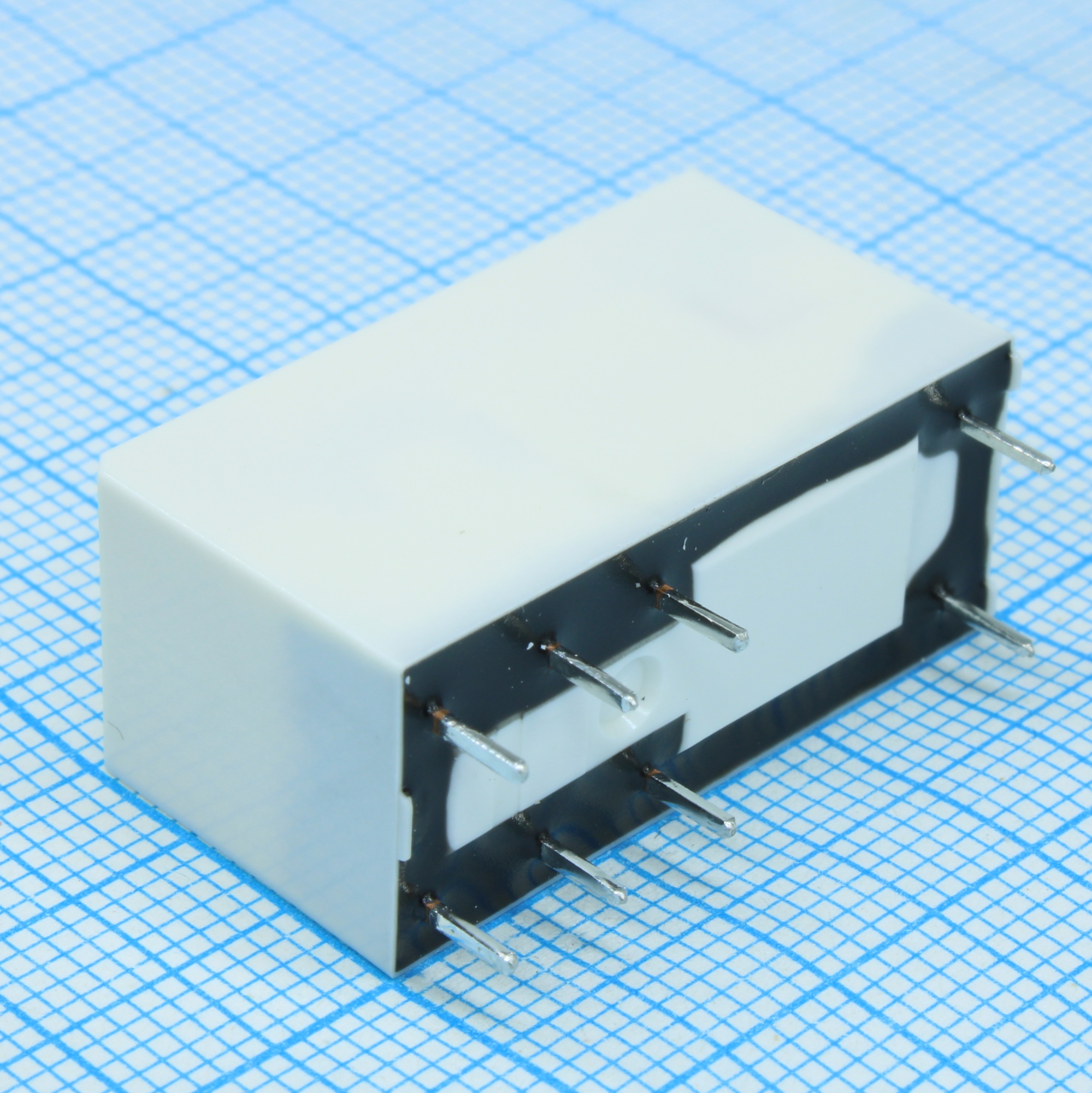 HF115F-A/230-2Z4B - Реле силовое, 8 A DPDT(две контактных группы-два направления) катушка 230VAC