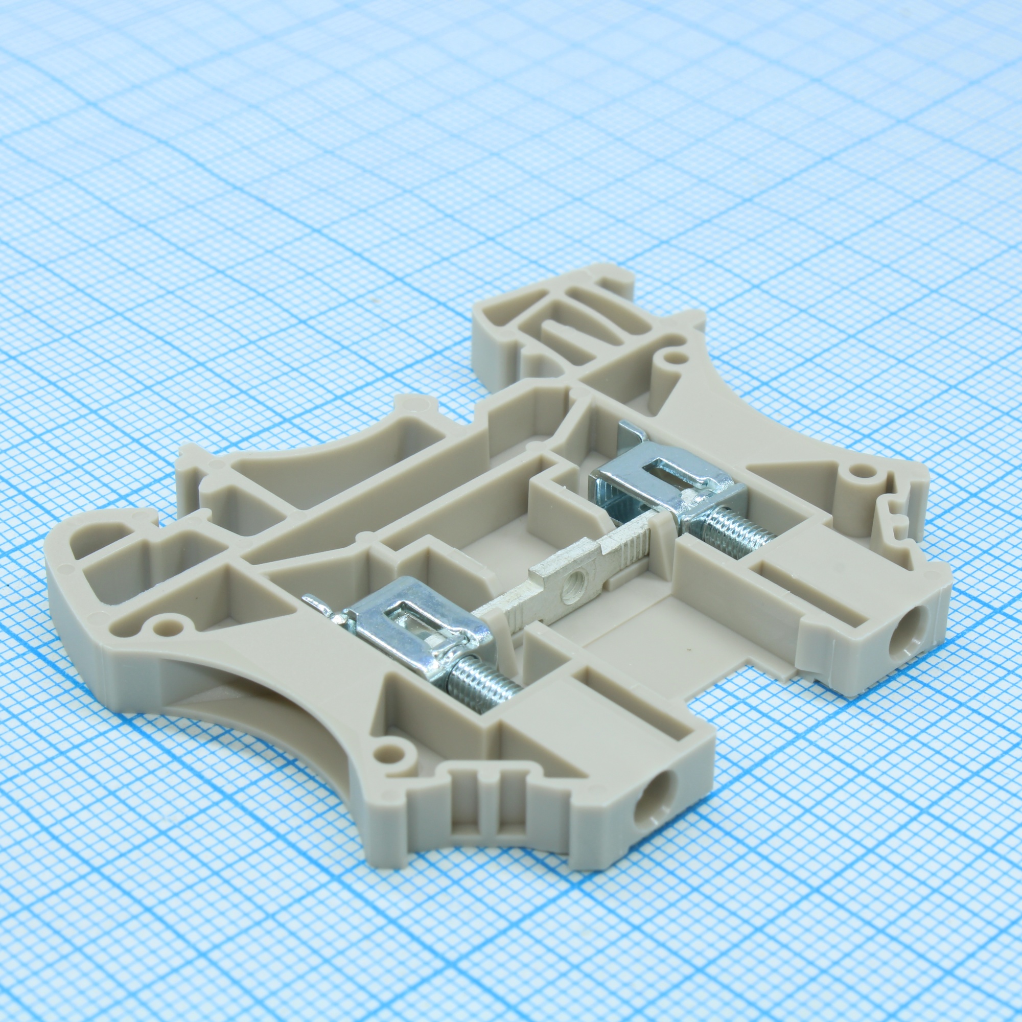 DK2.5 - Клемма проходная винтовая на Дин рейку. UL:  600В, 25А, 22~12 AWG, IEC: 630B, 24А, 0.34~2.5 мм.кв, Размеры: 5.1х47х59 мм, Материал: полиамид. Длина зачистки проводов: 10-12 мм. Цвет: бежевый