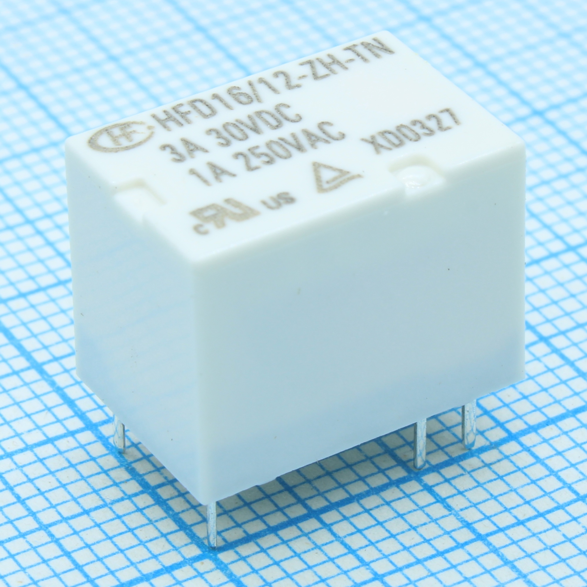 HFD16/12-ZH-3 - Катушка: 12 В 0,20 Вт 720 Ом Контакты: 1 переключающий 3 А 240 В перем. Материал: AgNi Габариты 15,7х10,4х11,7 мм