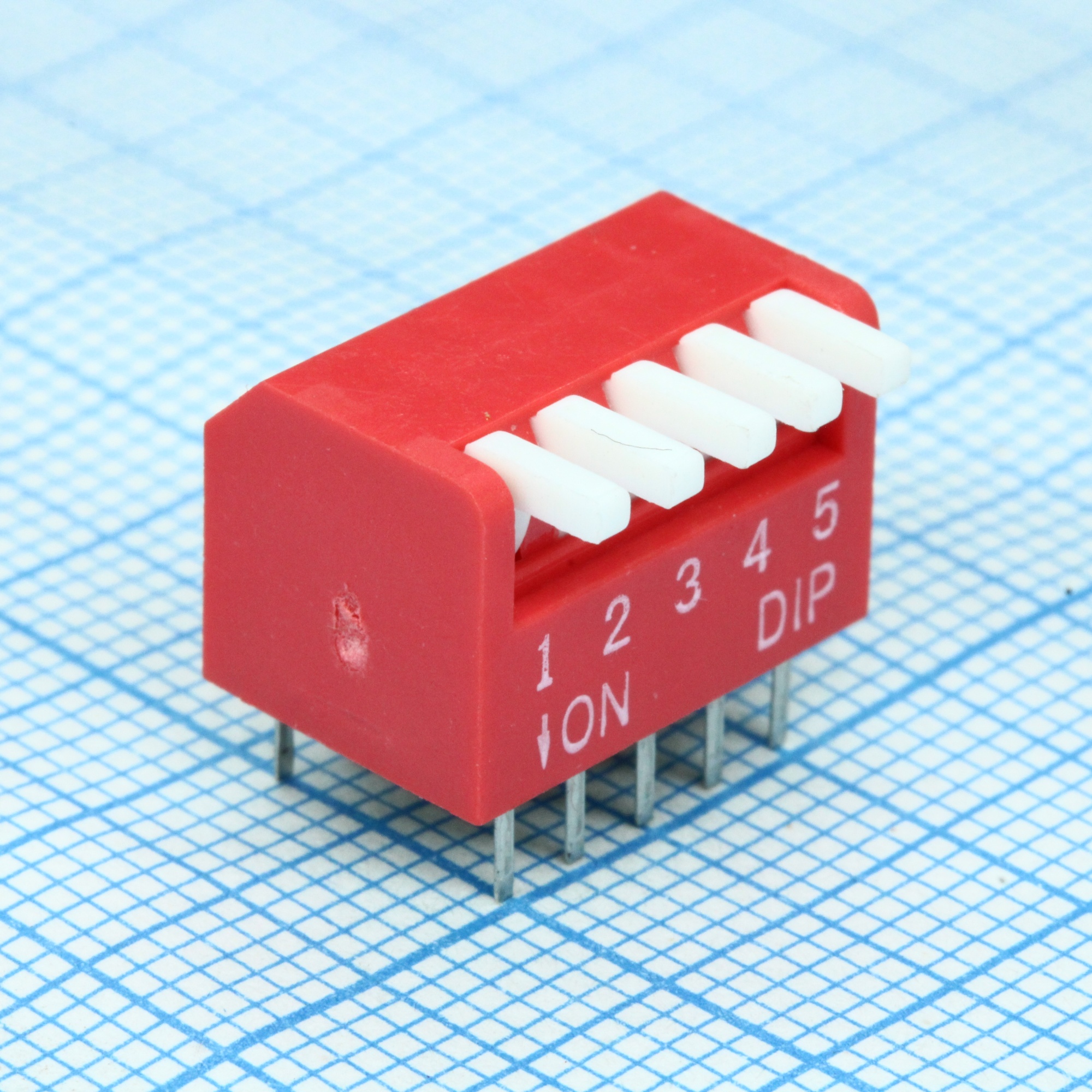 L-KLS7-DPT-05-R-00 - DIP-переключатель 5 групп красный монтаж в отверстие шаг 2.54мм 0.025А 24В с движком Piano