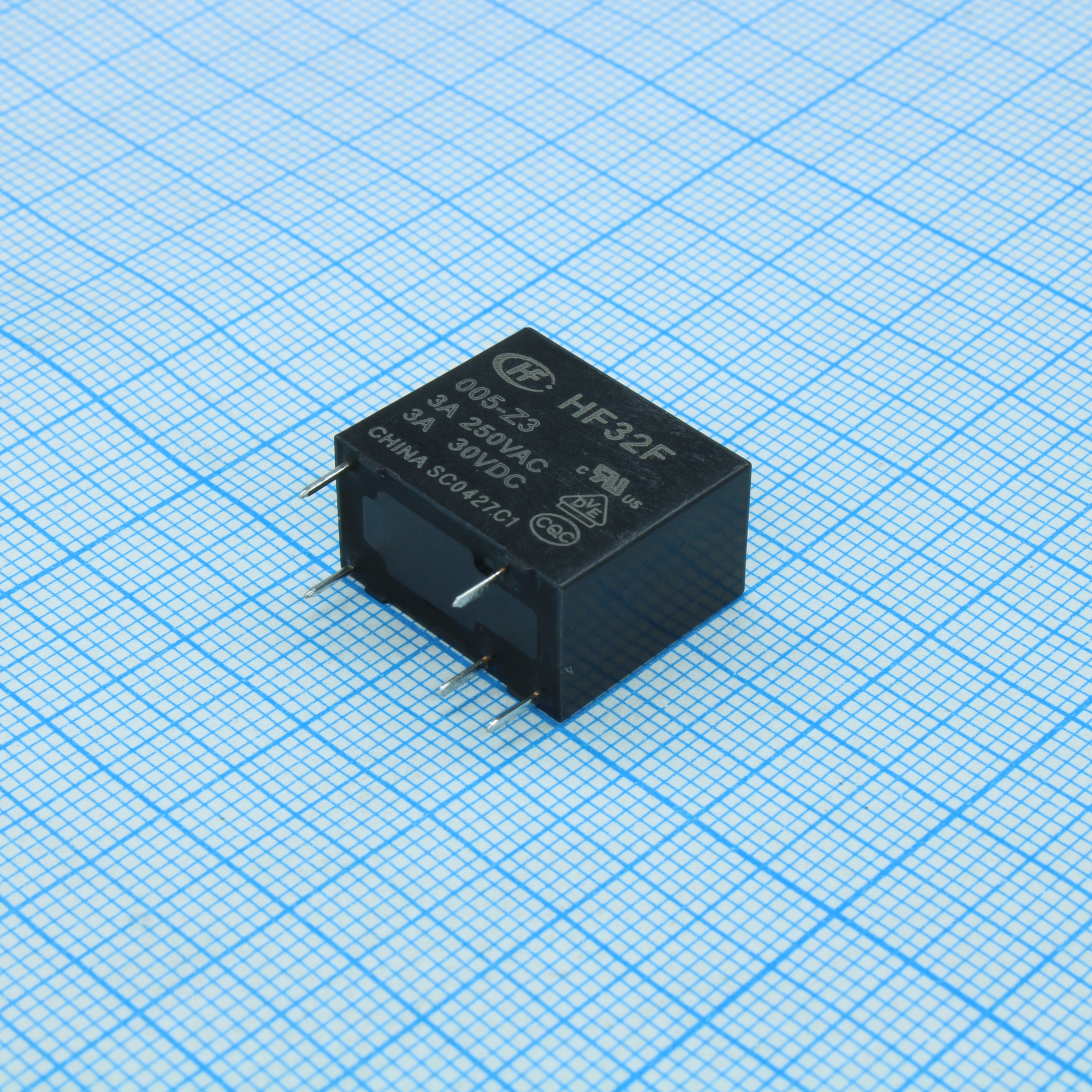HF32F/005-Z3 - Реле силовое 3А одна группа на переключение катушка 5В